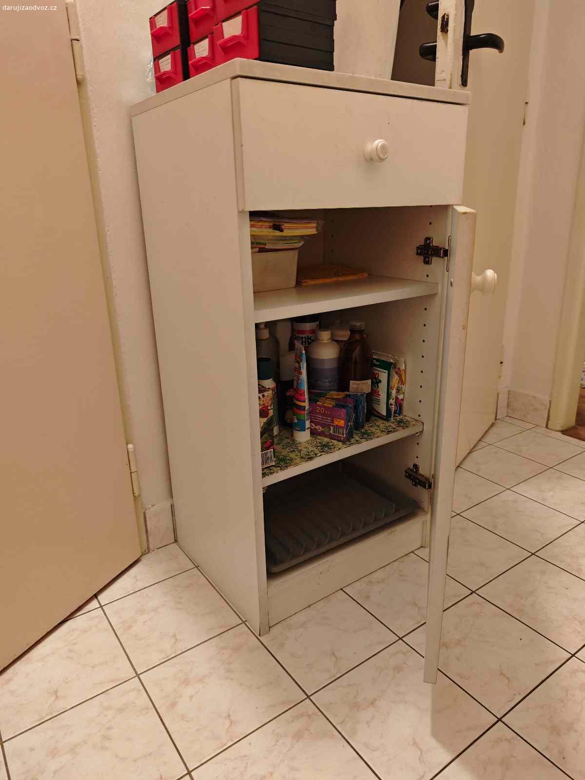 Daruji nábytek do bytu. Zdravím, chtěla bych podarovat komukoliv. Jedná se o nábytek z 60. let ve velmi dobrém stavu, jelikož se mu dostalo řádné péče.
Z nábytku jsou k dispozici dvě velké šatní skříně (165x120x58) , peřiňáky ( 2x menší 80x56x47) a rozkládací gauč