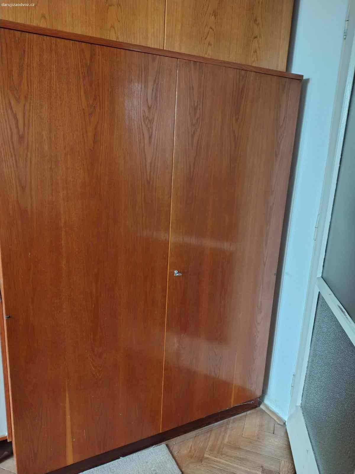 Daruji nábytek do bytu. Zdravím, chtěla bych podarovat komukoliv. Jedná se o nábytek z 60. let ve velmi dobrém stavu, jelikož se mu dostalo řádné péče.
Z nábytku jsou k dispozici dvě velké šatní skříně (165x120x58) , peřiňáky ( 2x menší 80x56x47) a rozkládací gauč