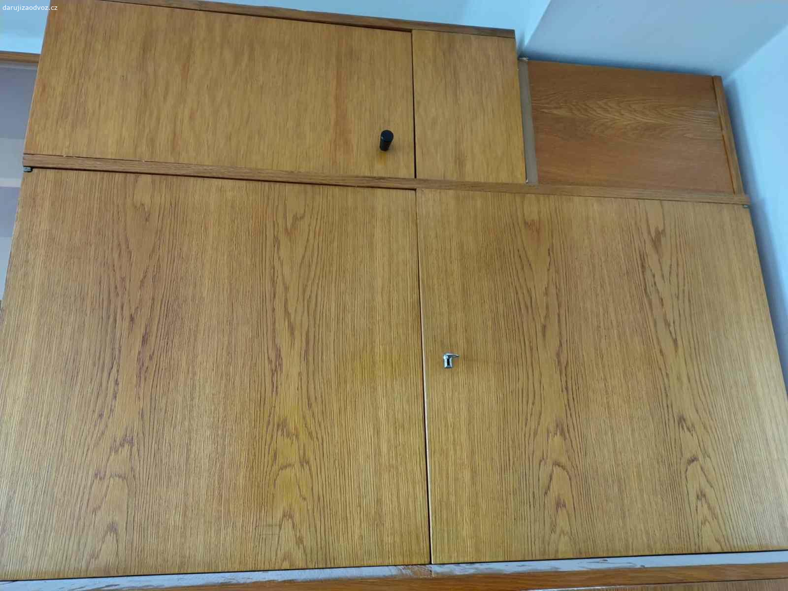 Daruji nábytek do bytu. Zdravím, chtěla bych podarovat komukoliv. Jedná se o nábytek z 60. let ve velmi dobrém stavu, jelikož se mu dostalo řádné péče.
Z nábytku jsou k dispozici dvě velké šatní skříně (165x120x58) , peřiňáky ( 2x menší 80x56x47) a rozkládací gauč