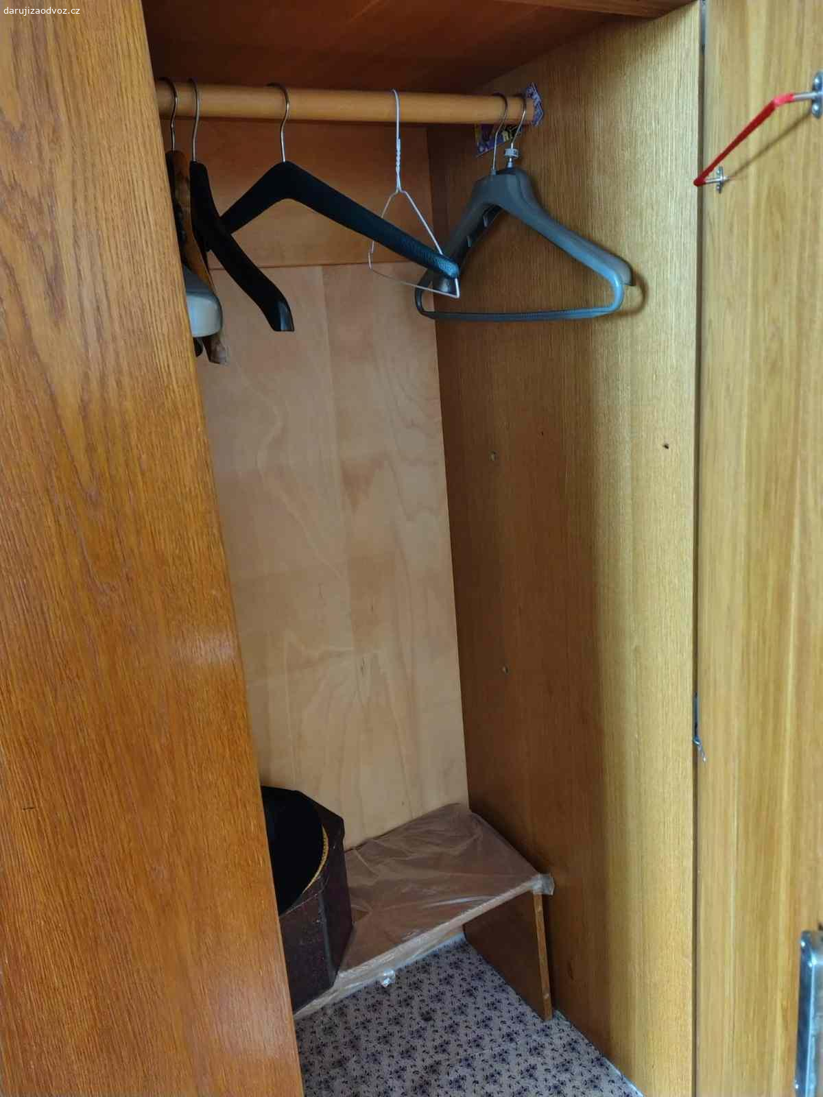 Daruji nábytek do bytu. Zdravím, chtěla bych podarovat komukoliv. Jedná se o nábytek z 60. let ve velmi dobrém stavu, jelikož se mu dostalo řádné péče.
Z nábytku jsou k dispozici dvě velké šatní skříně (165x120x58) , peřiňáky ( 2x menší 80x56x47) a rozkládací gauč