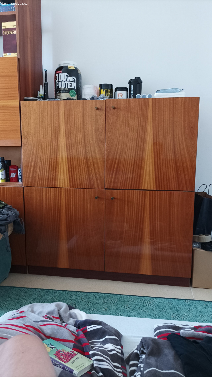Daruji nábytek + sedací soupravu. 3x komoda, 1x nástavba, 2x sedačka s potahem, 1x křeslo, 1x stůl