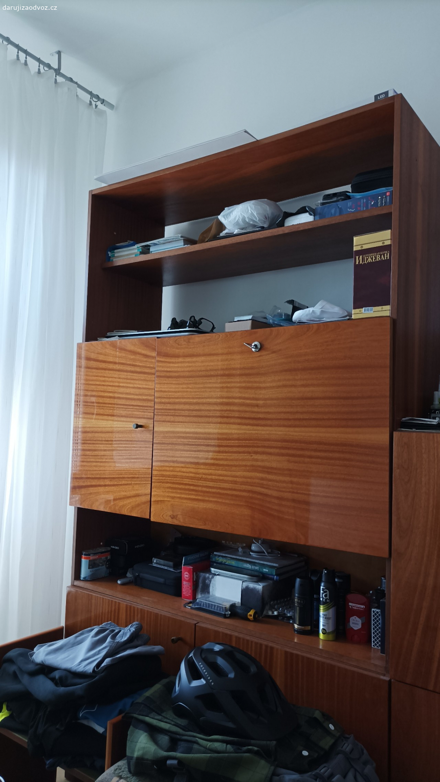 Daruji nábytek + sedací soupravu. 3x komoda, 1x nástavba, 2x sedačka s potahem, 1x křeslo, 1x stůl