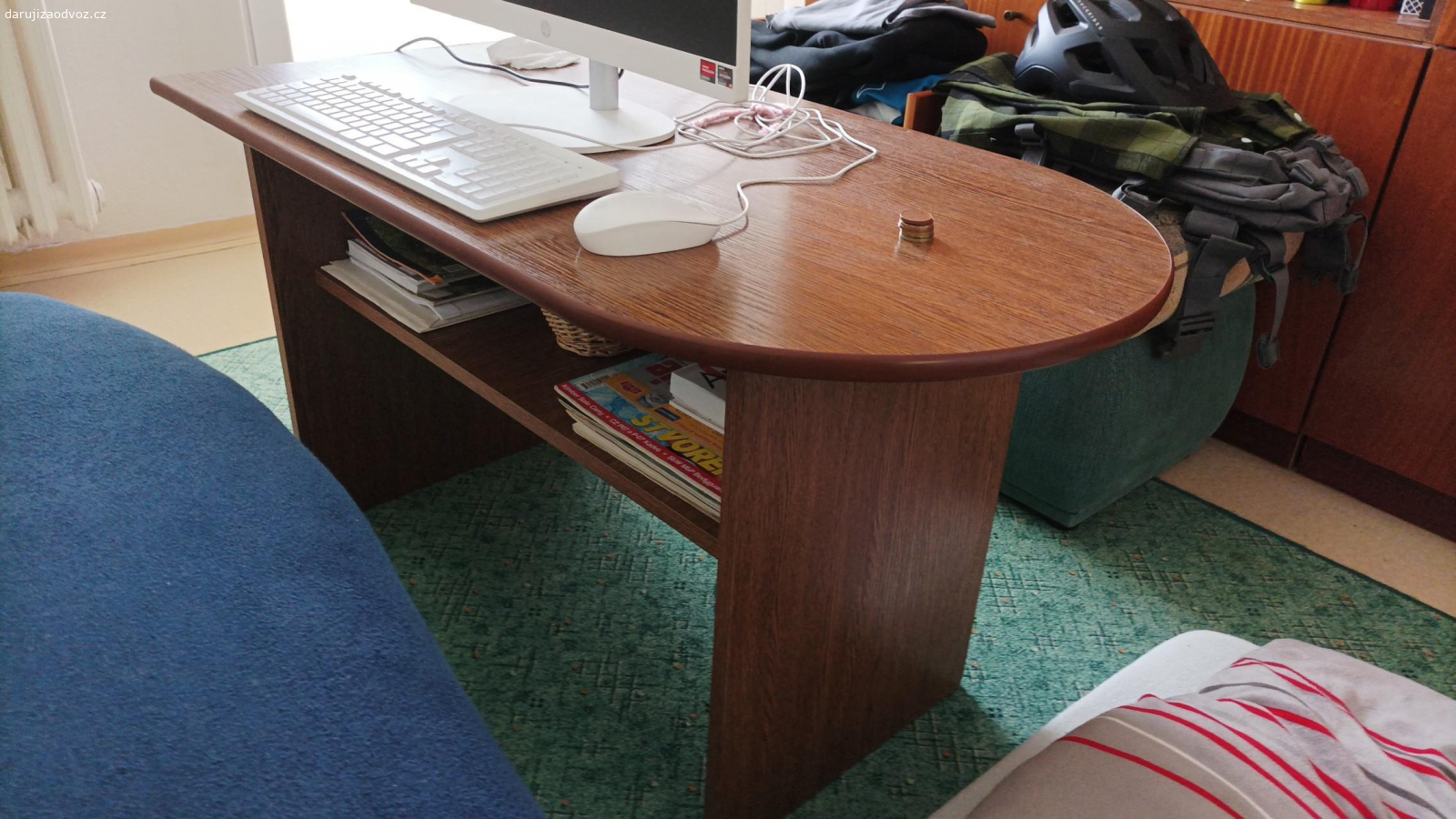 Daruji nábytek + sedací soupravu. 3x komoda, 1x nástavba, 2x sedačka s potahem, 1x křeslo, 1x stůl