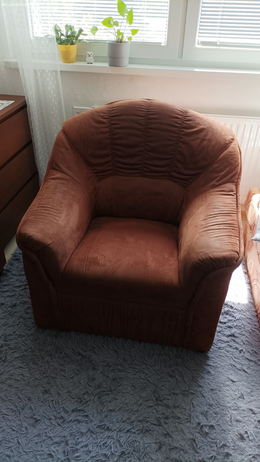 Daruji nábytek + sedací soupravu. 3x komoda, 1x nástavba, 2x sedačka s potahem, 1x křeslo, 1x stůl