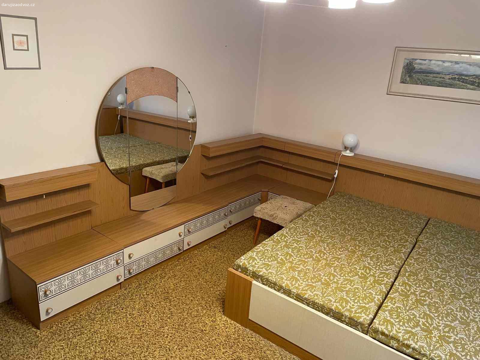 Daruji nábytek - vlastní odvoz podmínkou, Písek. Daruji: obývací stěnu, ložnicovou sestavu s postelí a skříněmi a kuchyňskou stěnu (viz foto). Podmínkou je, že přebírající se bude podílet na demontáži a odnosu nábytku a zajistí vlastní dopravu, rád se vším pomohu. Ostatní detaily po telefonu. Pro první kontakt prosím o SMS na tel.