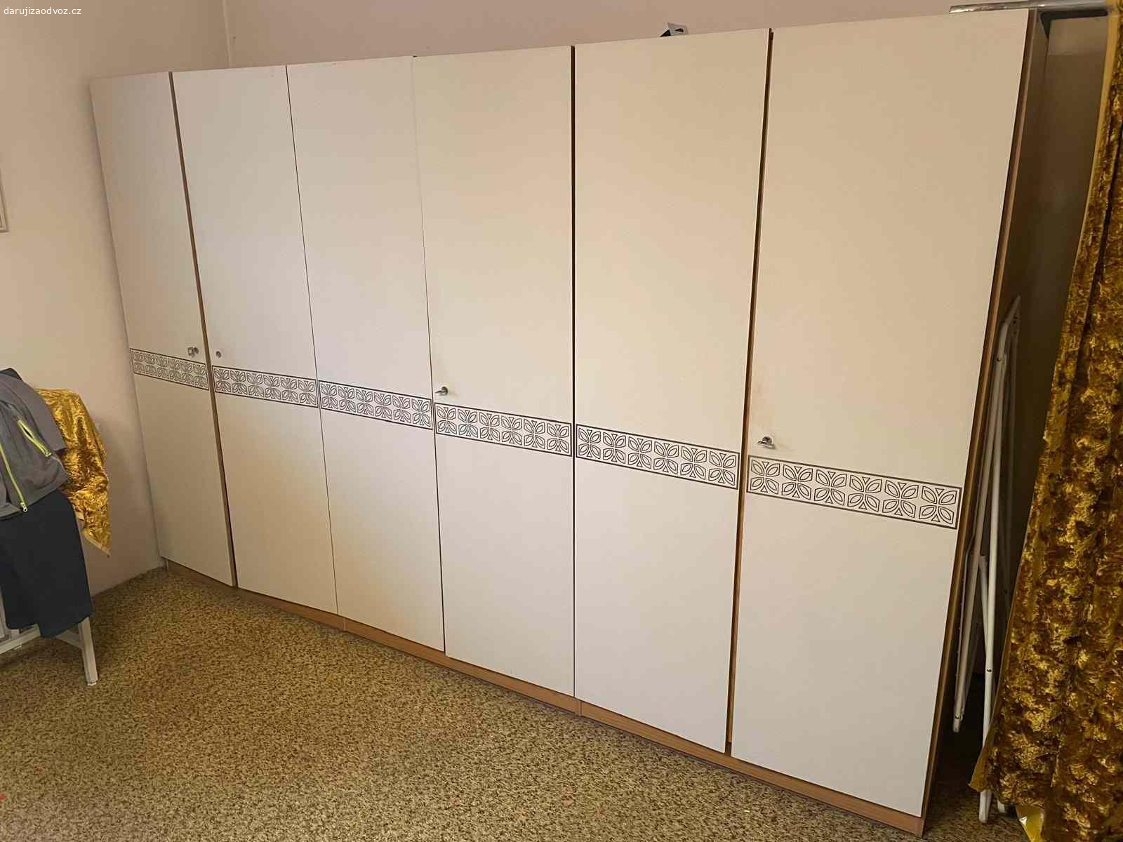 Daruji nábytek - vlastní odvoz podmínkou, Písek. Daruji: obývací stěnu, ložnicovou sestavu s postelí a skříněmi a kuchyňskou stěnu (viz foto). Podmínkou je, že přebírající se bude podílet na demontáži a odnosu nábytku a zajistí vlastní dopravu, rád se vším pomohu. Ostatní detaily po telefonu. Pro první kontakt prosím o SMS na tel.