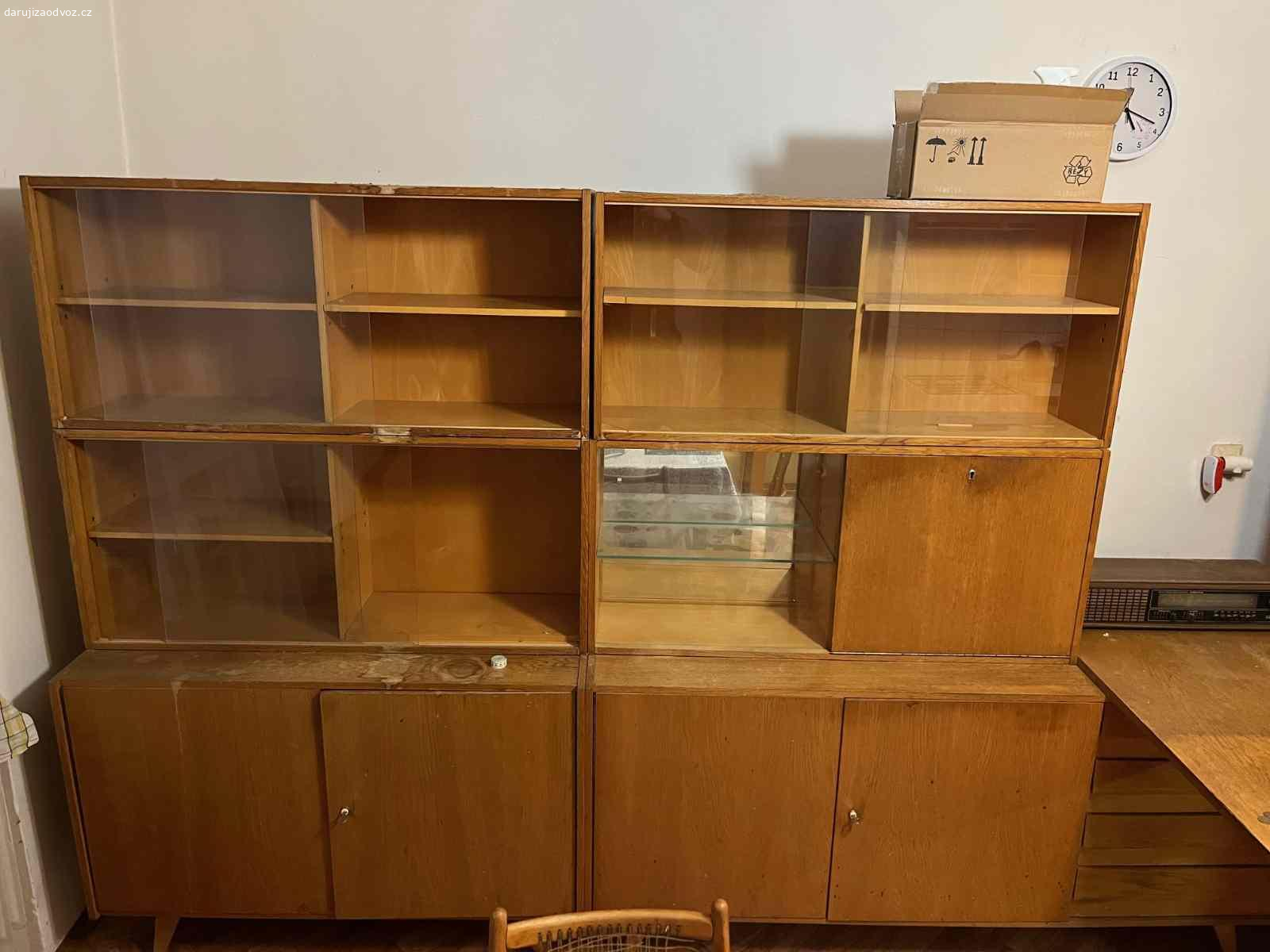 Daruji nábytek - vlastní odvoz podmínkou, Písek. Daruji: obývací stěnu, ložnicovou sestavu s postelí a skříněmi a kuchyňskou stěnu (viz foto). Podmínkou je, že přebírající se bude podílet na demontáži a odnosu nábytku a zajistí vlastní dopravu, rád se vším pomohu. Ostatní detaily po telefonu. Pro první kontakt prosím o SMS na tel.