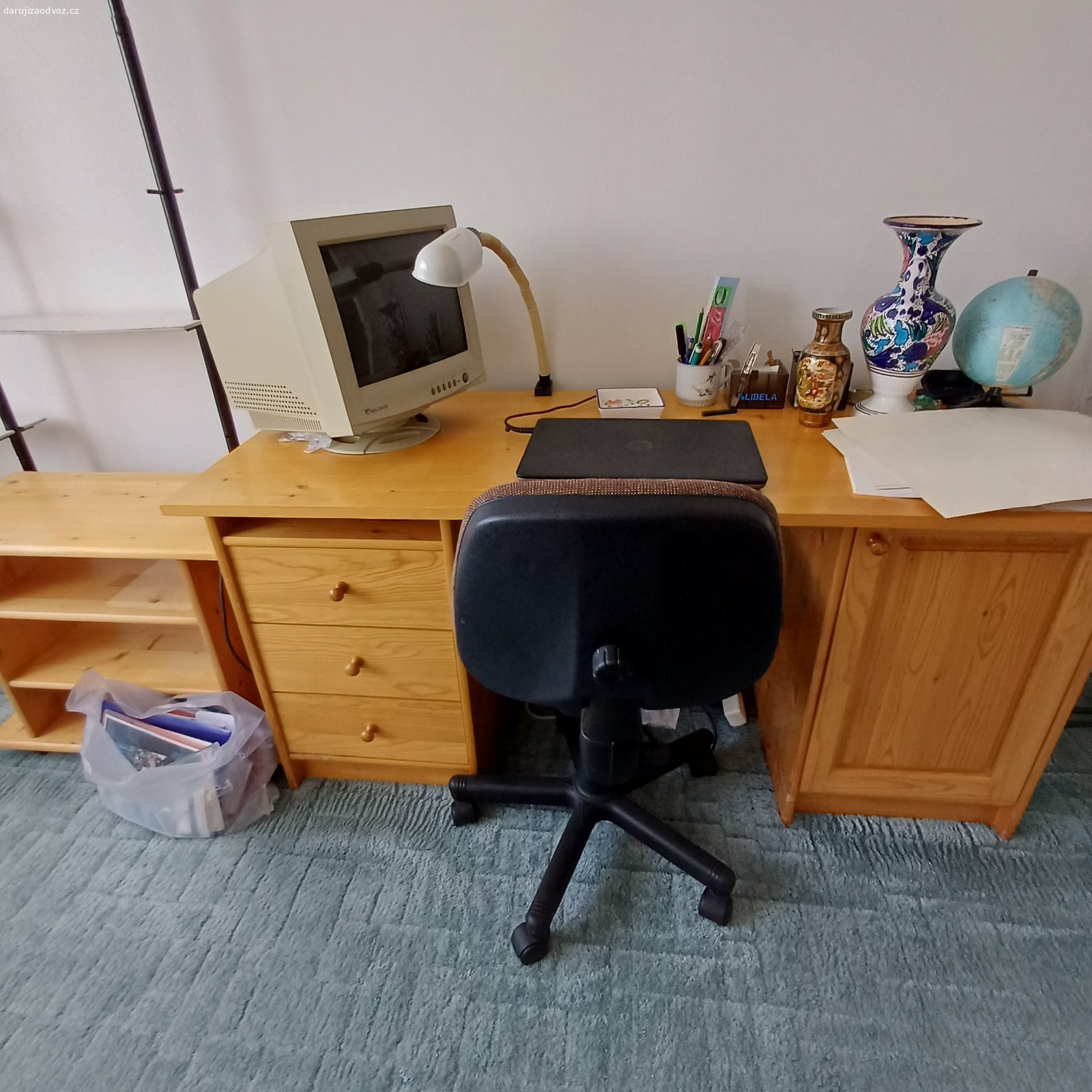 Daruji nábytek z masivu.. Daruji nábytek z masivu. Postel, noční stolek, pracovní stůl a skříň, která je mahagon. Odvoz nejpozději do neděle 30.8.2026.