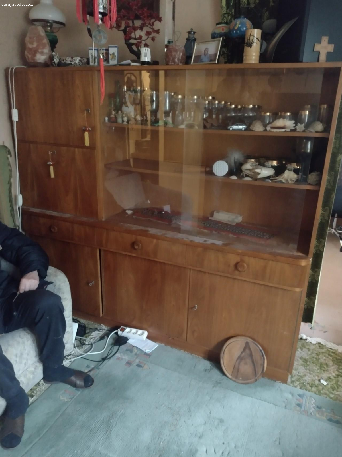 Daruji nábytek za odvoz.. Darujeme nábytek. 2 x Skříně jsou bytelné a těžké. Vlastní odnos z prvního patra po dřevěných schodech .