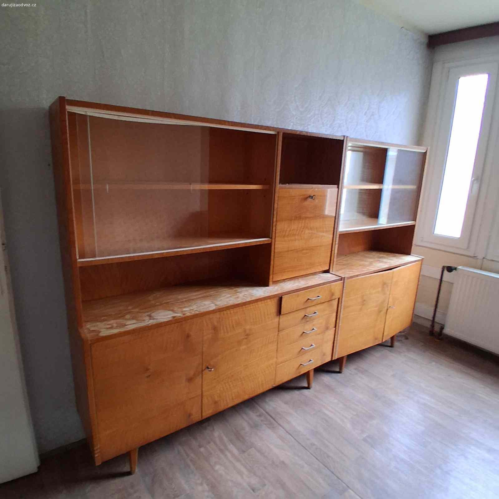 Daruji nabytek za odvoz. Daruji stěnu do obývacího pokoje, sektorové skříňky, peřiňák, skříň.