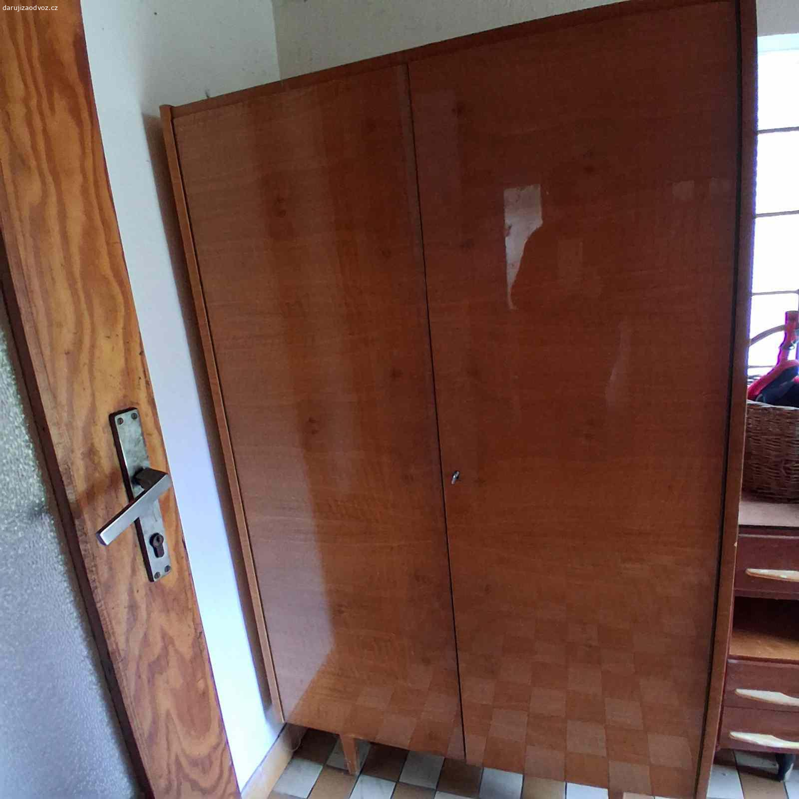 Daruji nabytek za odvoz. Daruji stěnu do obývacího pokoje, sektorové skříňky, peřiňák, skříň.