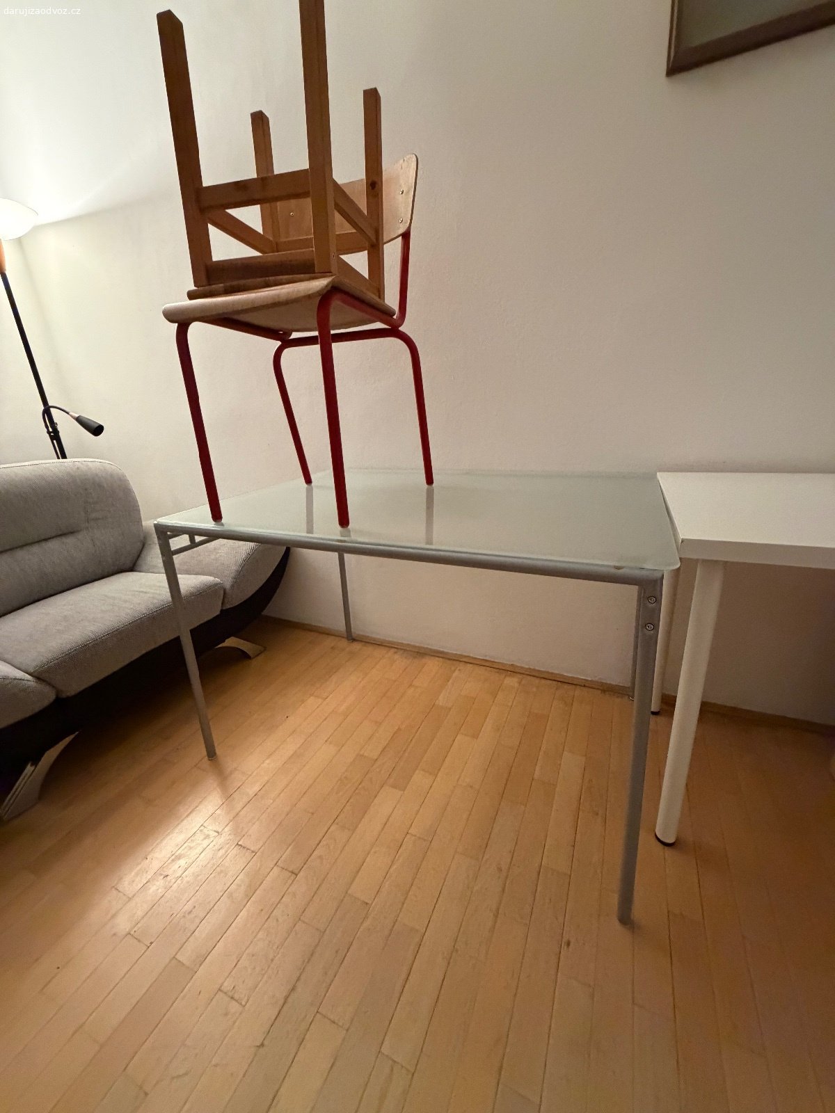 Daruji nábytek za odvoz. Vše v dobrém stavu, kromě komdy, kde upadla přední lišta.