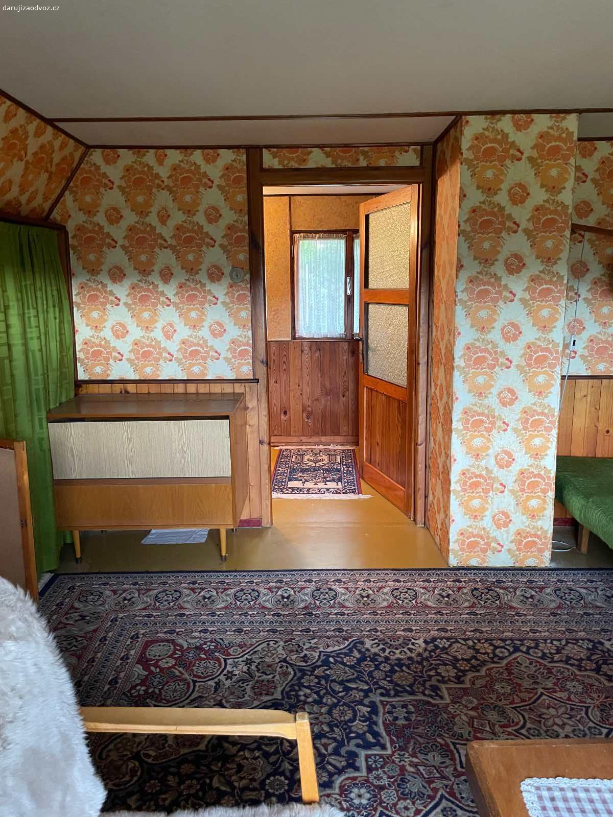 Daruji nábytek. Daruji za odvoz. Dřevěné postele, skříň, perinak, houpací křeslo.