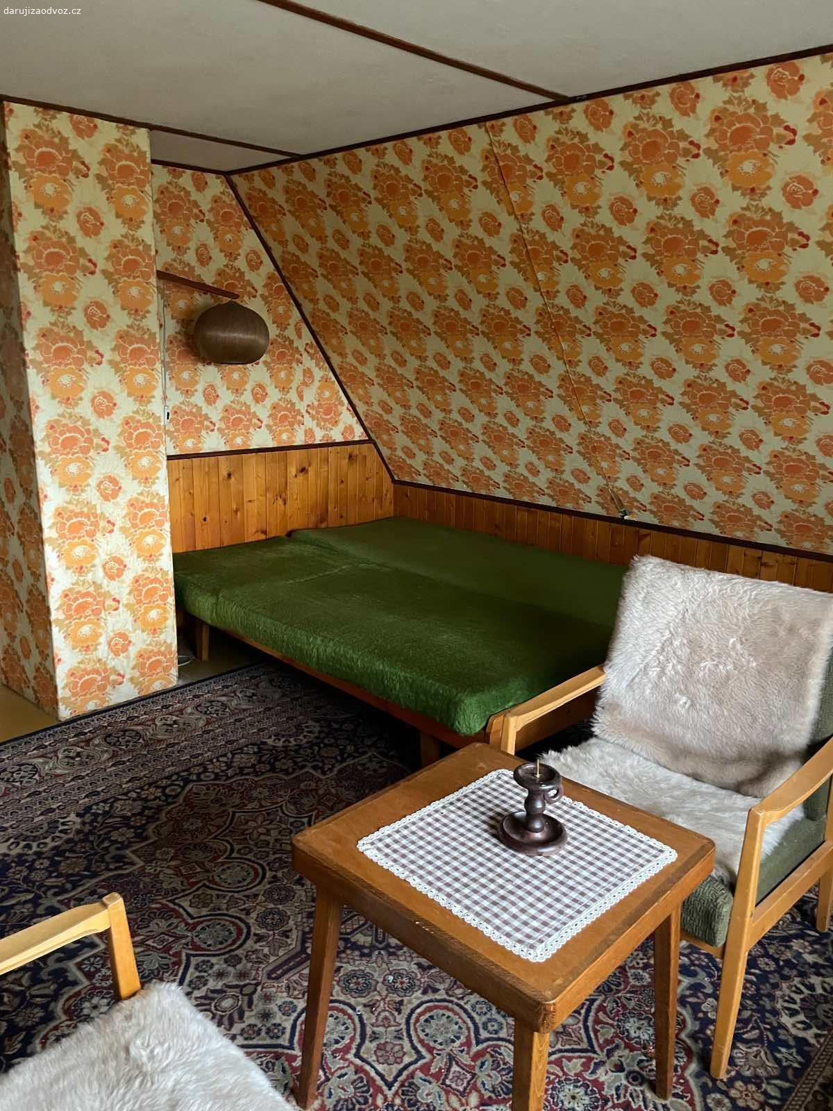 Daruji nábytek. Daruji za odvoz. Dřevěné postele, skříň, perinak, houpací křeslo.