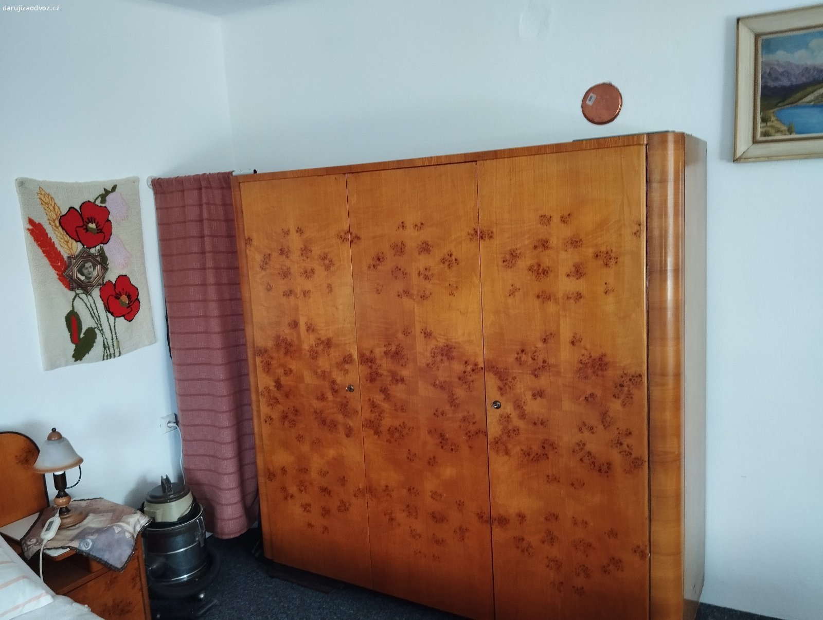 Daruji  nábytek. Dobrý den,
daruji :
1.Obývací stěnu že 70  let ( 3 knihovny a jedna šatní skříň)
2. Sekretář ze 60 let
3. Ložnici ze 60 let ( postele, 3 dílná skříň, dvoudílna skříň, toaleta)
