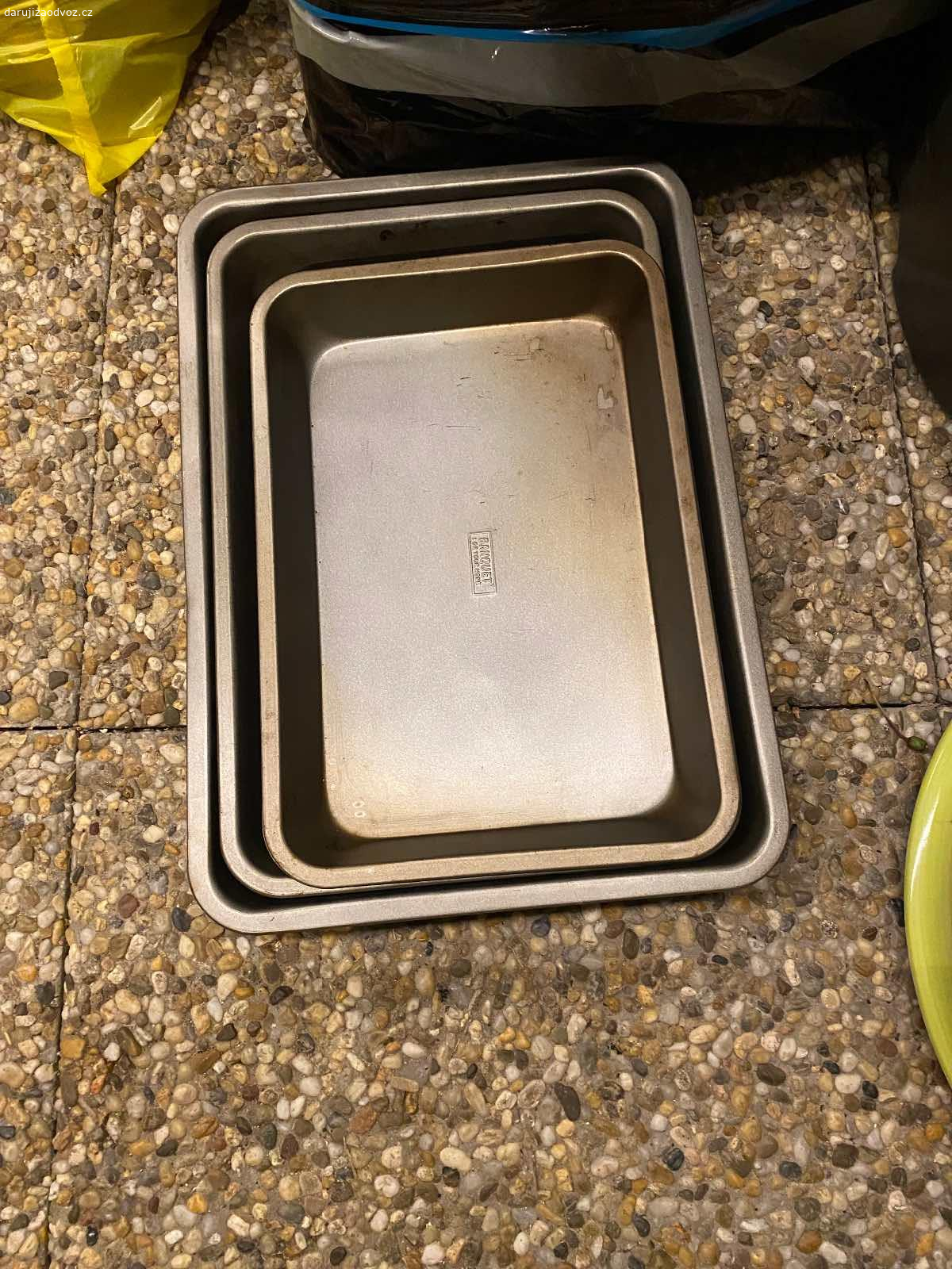 Daruji nádobí. Daruji za odvoz nádobí viz foto
Některé talíře mají otlučeniny
Talíře
Hrníčky
Plechy