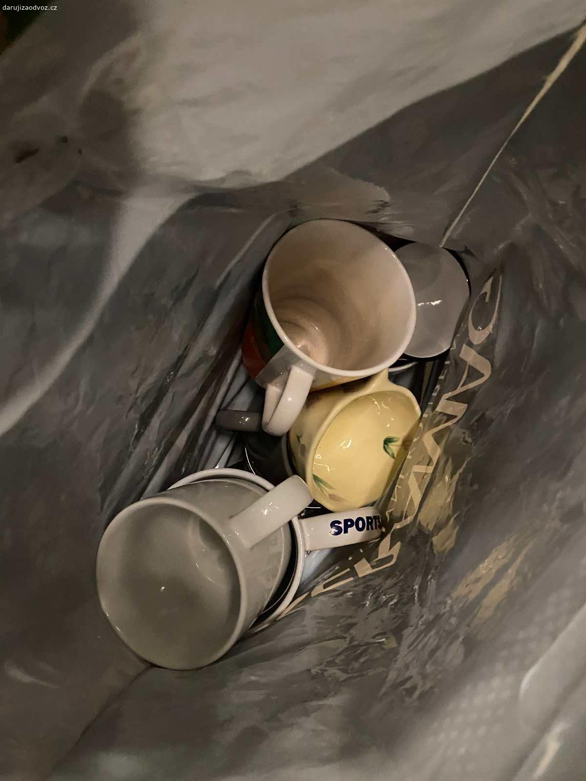 Daruji nádobí. Daruji za odvoz nádobí viz foto
Některé talíře mají otlučeniny
Talíře
Hrníčky
Plechy