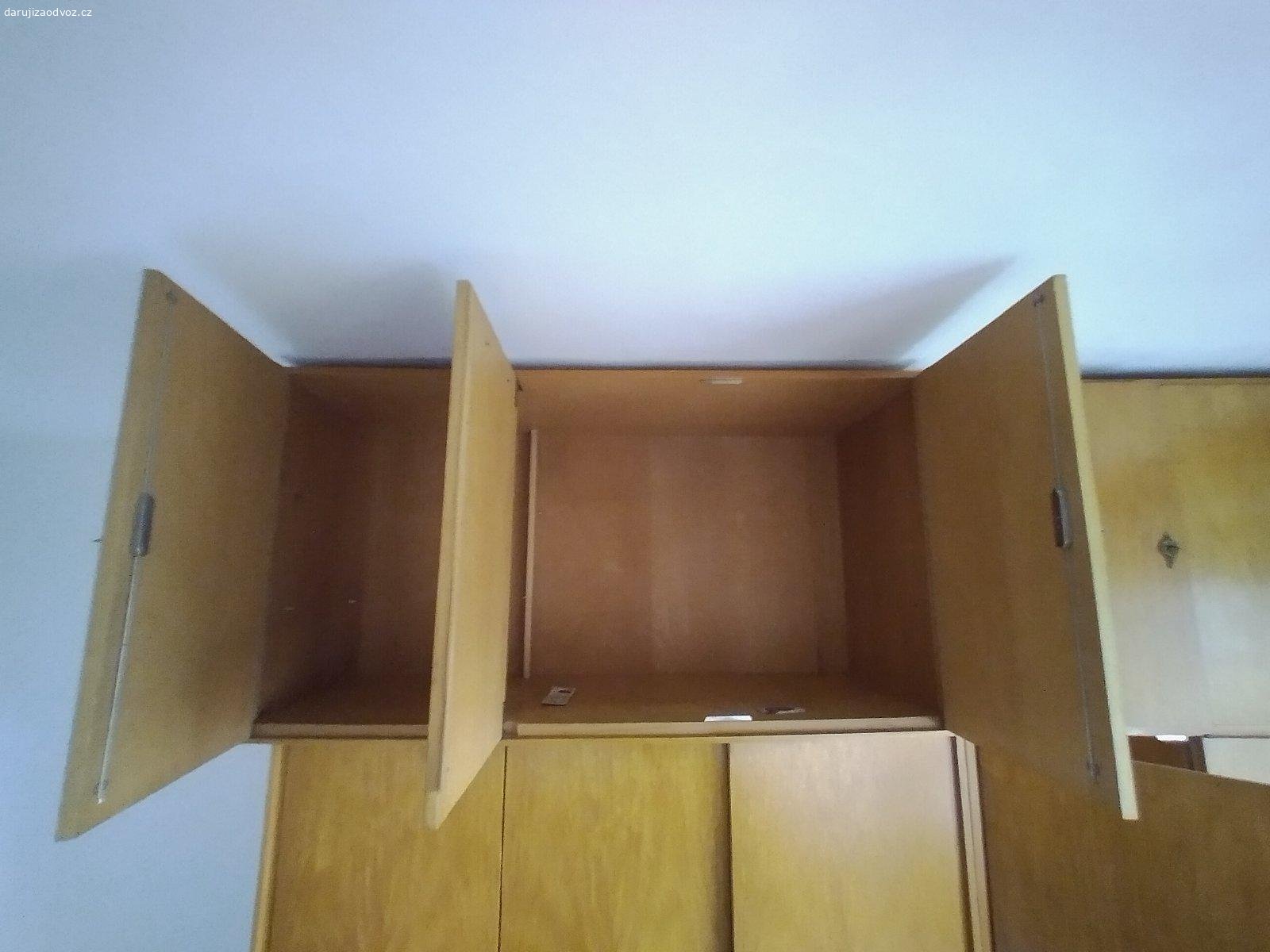 Daruji nástavec na skříň. Daruji za odvoz dva nástavce na skříň, i jednotlivě. Nástavec má rozměry v 79 cm, š 149,6 cm, hl 60 cm.