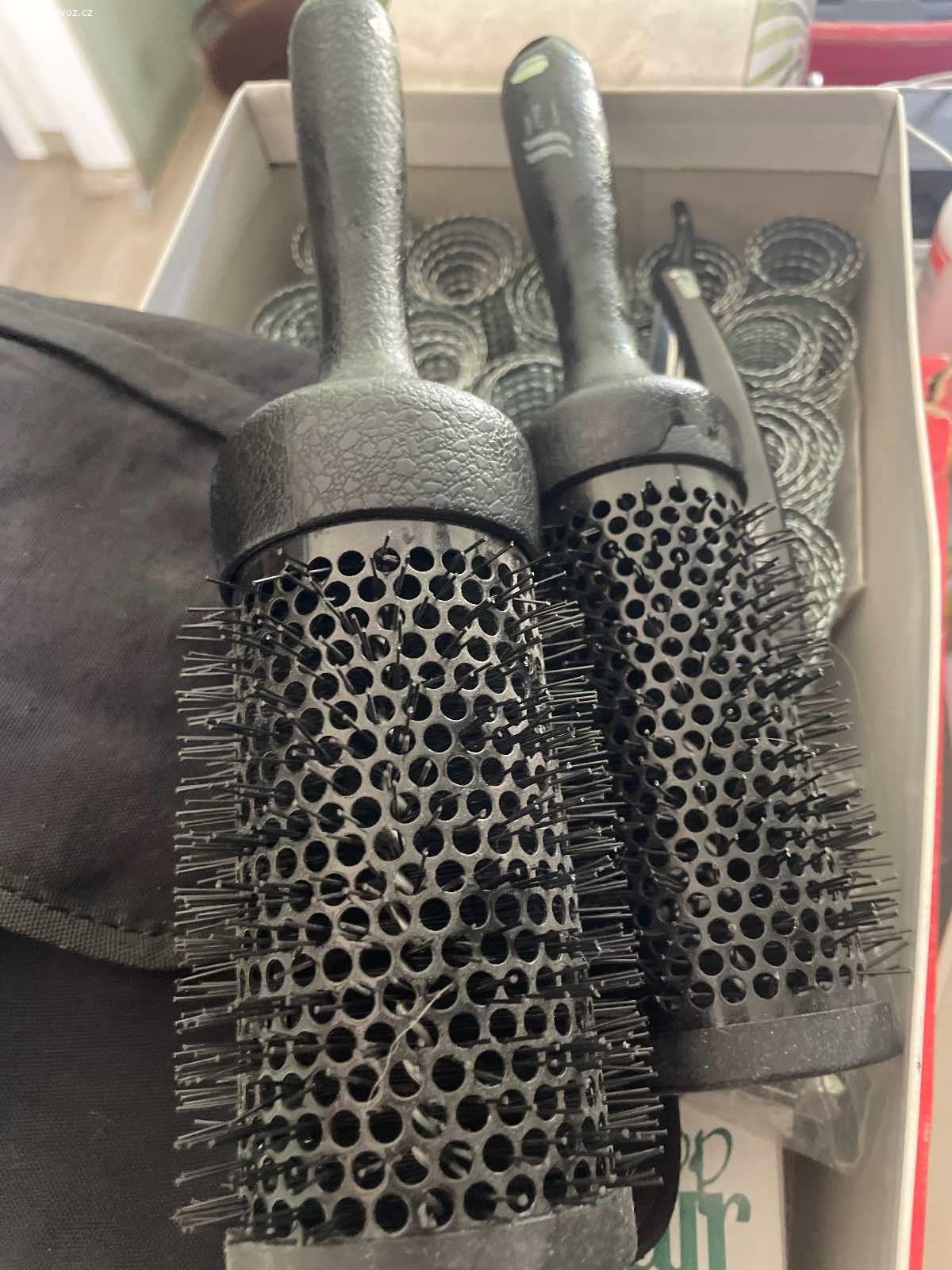 Daruji natáčky , břitvu,kartáče. Vhodné do prvního ročníku kadeřnice