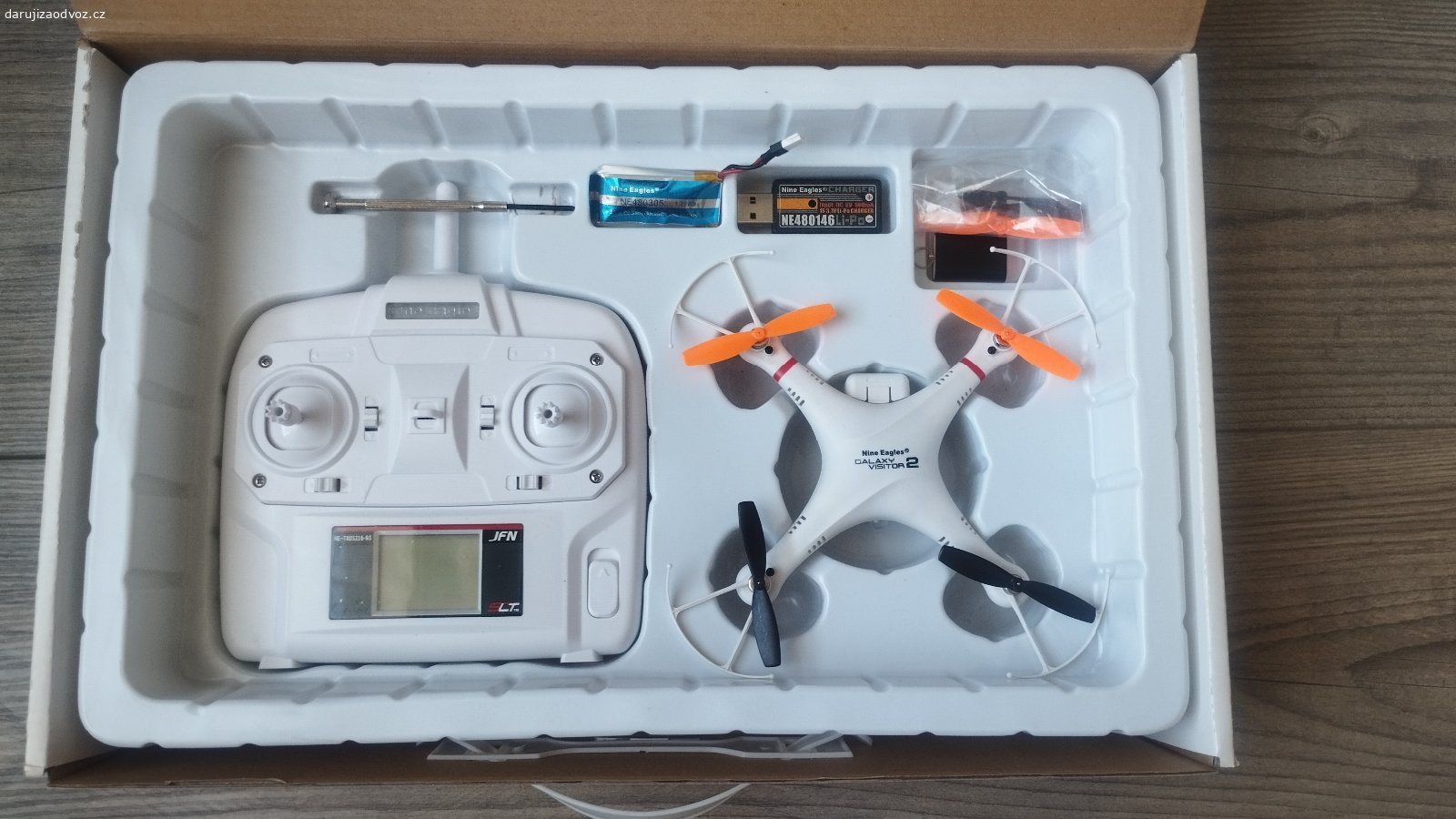 Daruji nefunkční dron Galaxy Visitor 2. Daruji NEFUNKČNÍ dron Galaxy Visitor 2, vhodný asi spíše na náhradní součástky pro kutily.
Pravděpodobný problém nefunkčnosti: Nafouklá nefuknční baterie

Model: Nine Eagles Galaxy Visitor 2 (kód NE-MASF11)
**Obsah balení:**
- RC dron Galaxy Visitor 2 s kamerou
- RC vysílač 2,4 GHz v módu 2
- Akumulátor do modelu 3,7V 350 mAh Li-Pol 25C - nejspíš nafouklá a nefuknční
- USB nabíječka
- Micro SD karta 2GB
- Sada náhradních rotorových listů
- Manuál

Předání možné v Praze Radlicích nebo na Kladně.