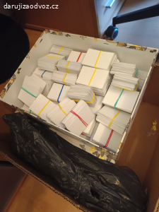 Daruji nastříhané kartičky a prázdné sešity