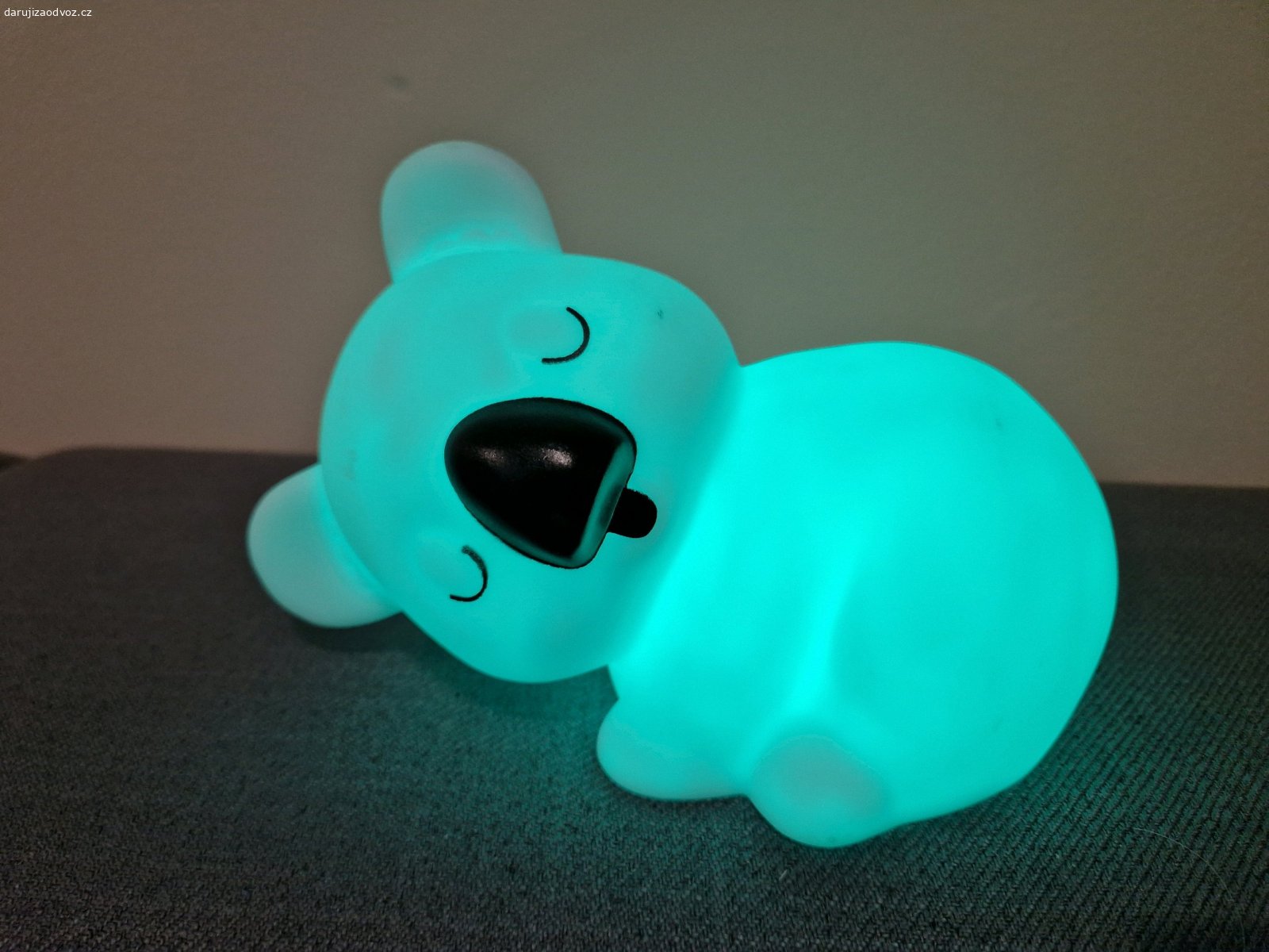 Daruji nocne svetylko - panda. Daruji nocne svetylko - panda - daji se menit ruzne barvy.