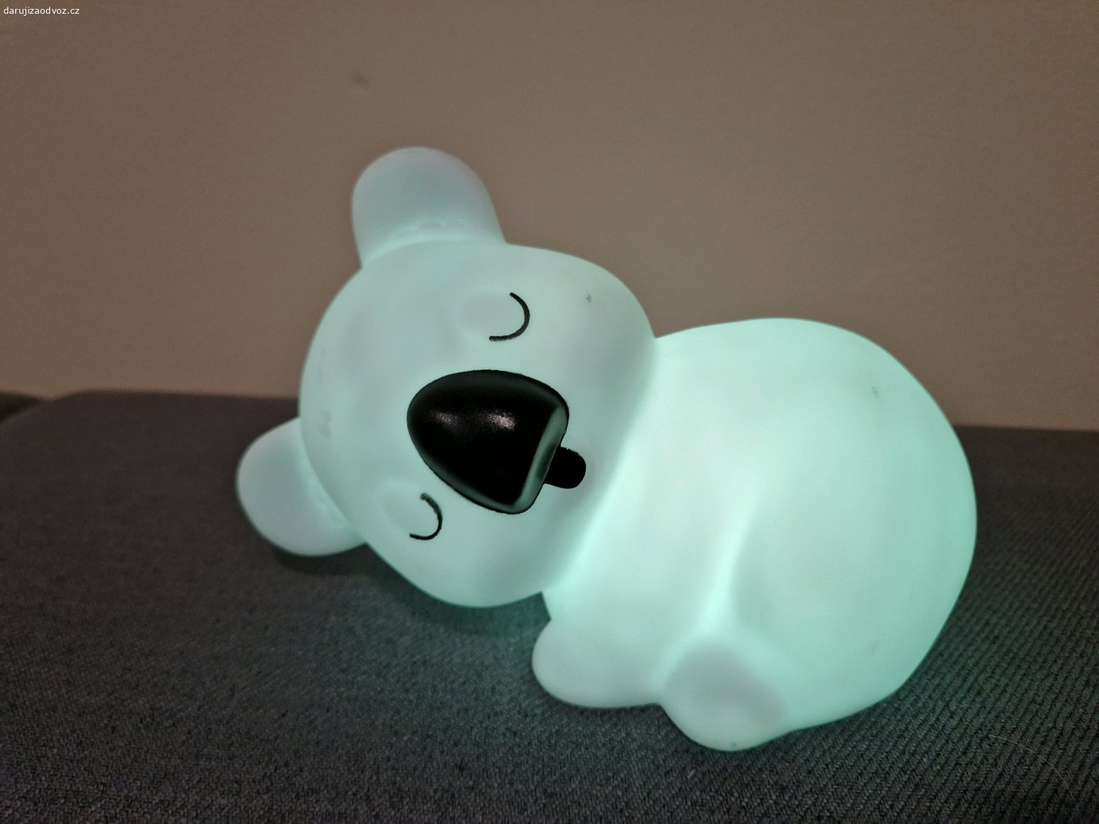 Daruji nocne svetylko - panda. Daruji nocne svetylko - panda - daji se menit ruzne barvy.