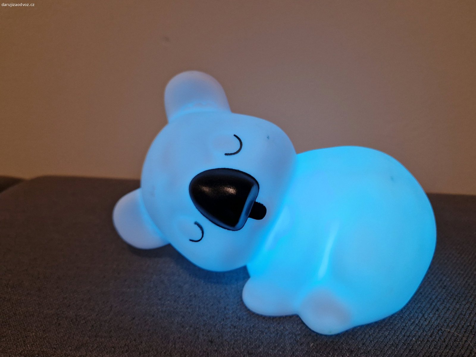 Daruji nocne svetylko - panda. Daruji nocne svetylko - panda - daji se menit ruzne barvy.