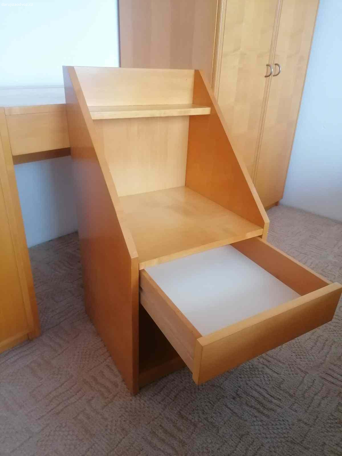 Daruji noční stolky. Daruji 2 noční stolky. Velikost: 43x82x41 (ŠxVxH) cm. Zachovalé, velmi bytelné, lze využít i jako schůdky.