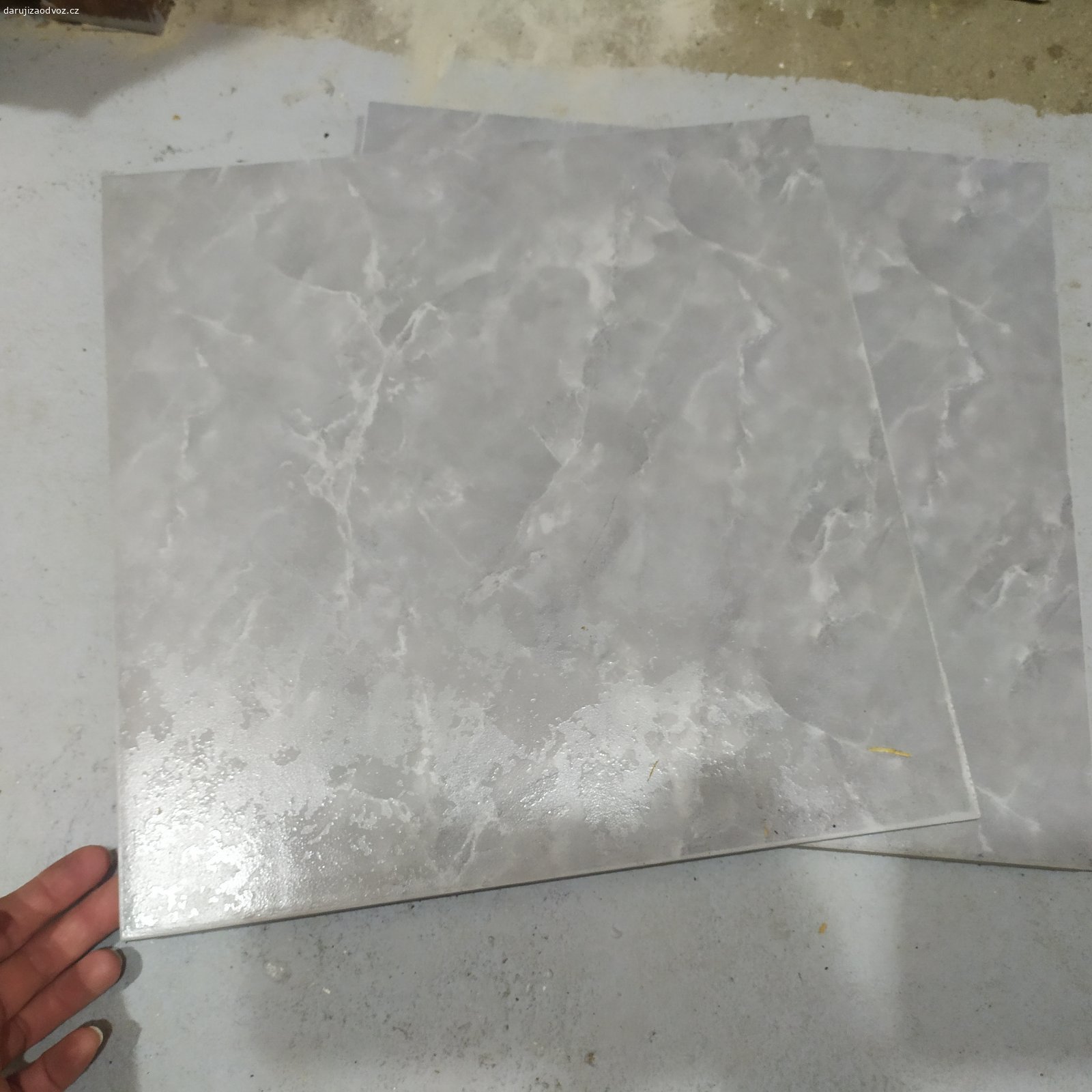 Daruji obklady a dlažbu. Daruji :
- 5x zelené a 7x bílé obklady (25*45 cm)
- 3x čtvercové dlaždice menší šedivé
- 3x čtvercové dlaždice větší bílé 

Rozměry jsou na fotkách.
Pouze osobní odběr, vlastní odvoz.