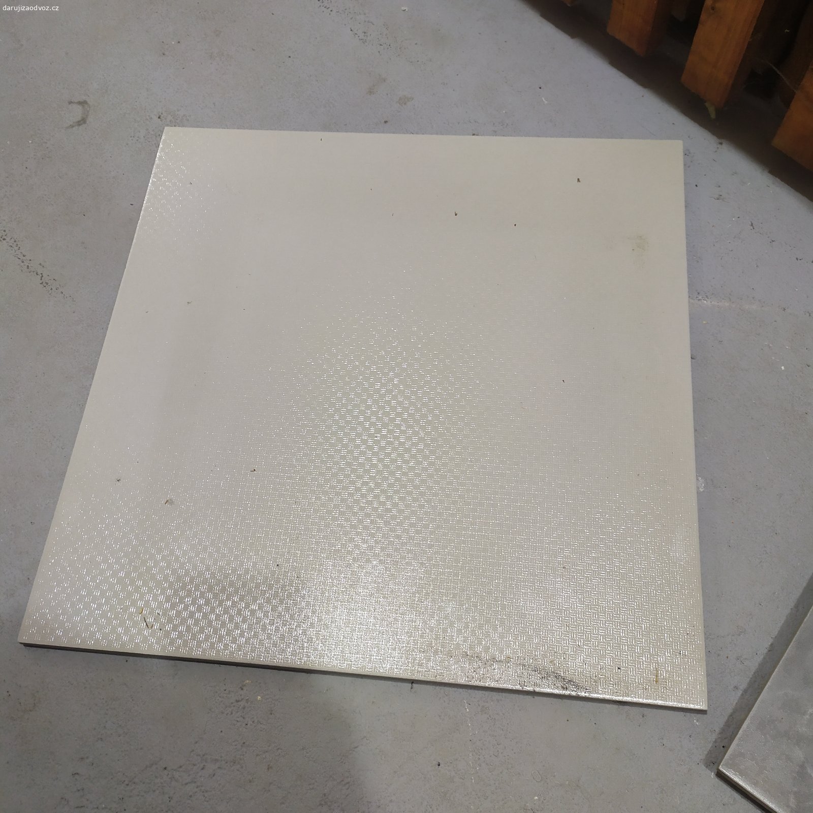 Daruji obklady a dlažbu. Daruji :
- 5x zelené a 7x bílé obklady (25*45 cm)
- 3x čtvercové dlaždice menší šedivé
- 3x čtvercové dlaždice větší bílé 

Rozměry jsou na fotkách.
Pouze osobní odběr, vlastní odvoz.