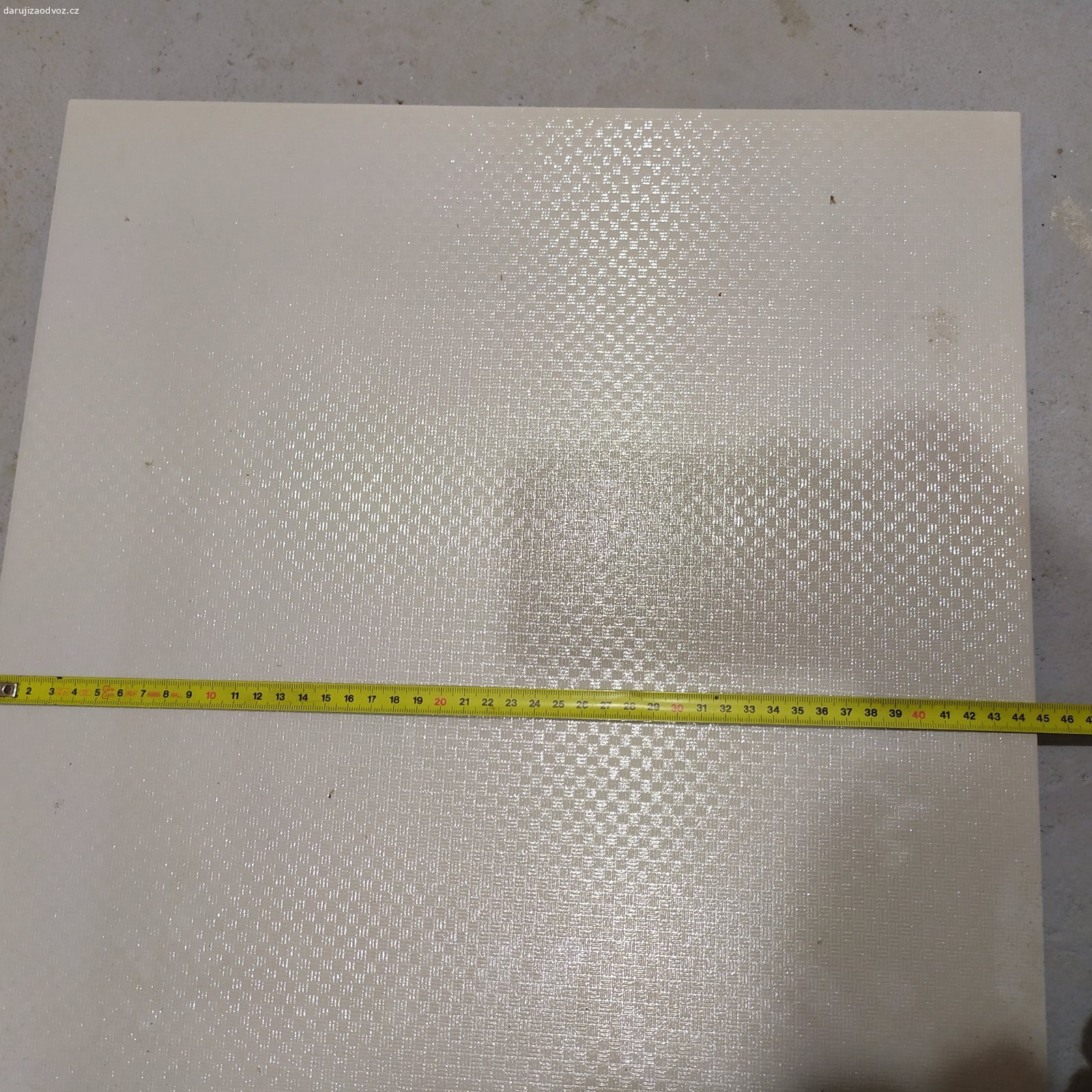 Daruji obklady a dlažbu. Daruji :
- 5x zelené a 7x bílé obklady (25*45 cm)
- 3x čtvercové dlaždice menší šedivé
- 3x čtvercové dlaždice větší bílé 

Rozměry jsou na fotkách.
Pouze osobní odběr, vlastní odvoz.