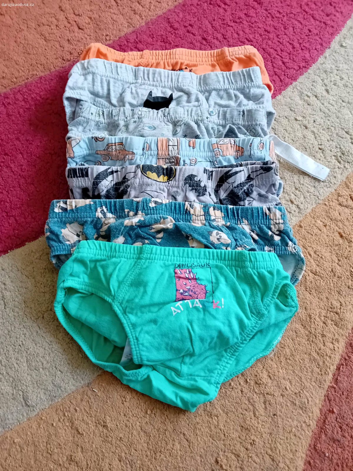 daruji oblečení. daruji oblečení pro chlapečka  
kšiltovky 3 až 6 let, slipy velikost 122 až 128, kalhoty  velikost 122, bunda velikost 122, plavky 110 až 116