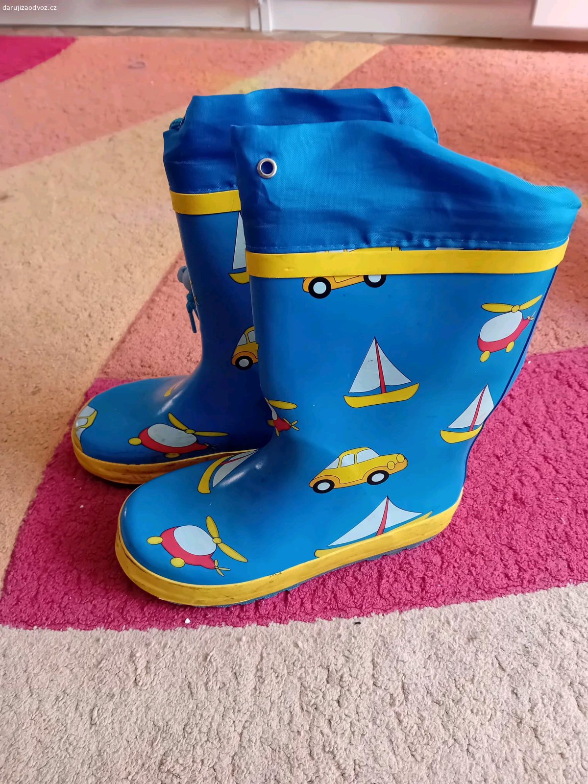 daruji oblečení. daruji gumaky velikost 29, kostym tygra 3 až 5 let, 
dívčí bunda s růžovými  rukávy velikost 158, riflová bunda velikost xs a modrá bunda s kytkami velikost 152