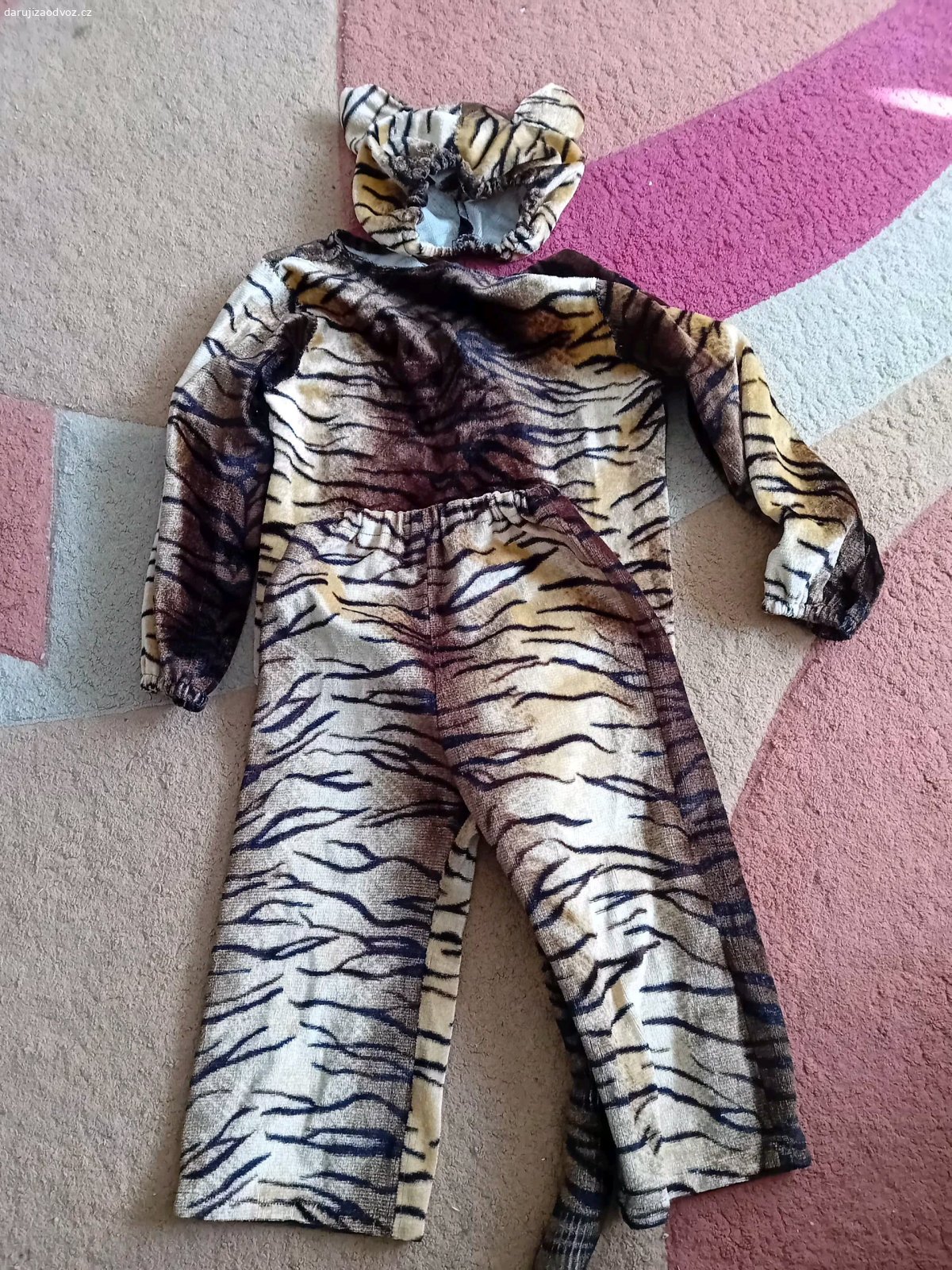 daruji oblečení. daruji gumaky velikost 29, kostym tygra 3 až 5 let, 
dívčí bunda s růžovými  rukávy velikost 158, riflová bunda velikost xs a modrá bunda s kytkami velikost 152