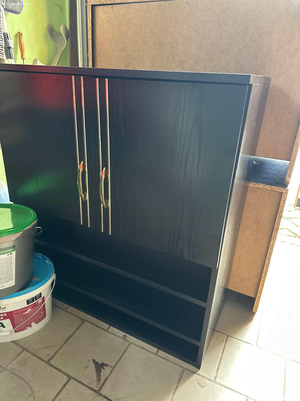 Daruji obývací stěnu nekompletni. Černá obývací stěna