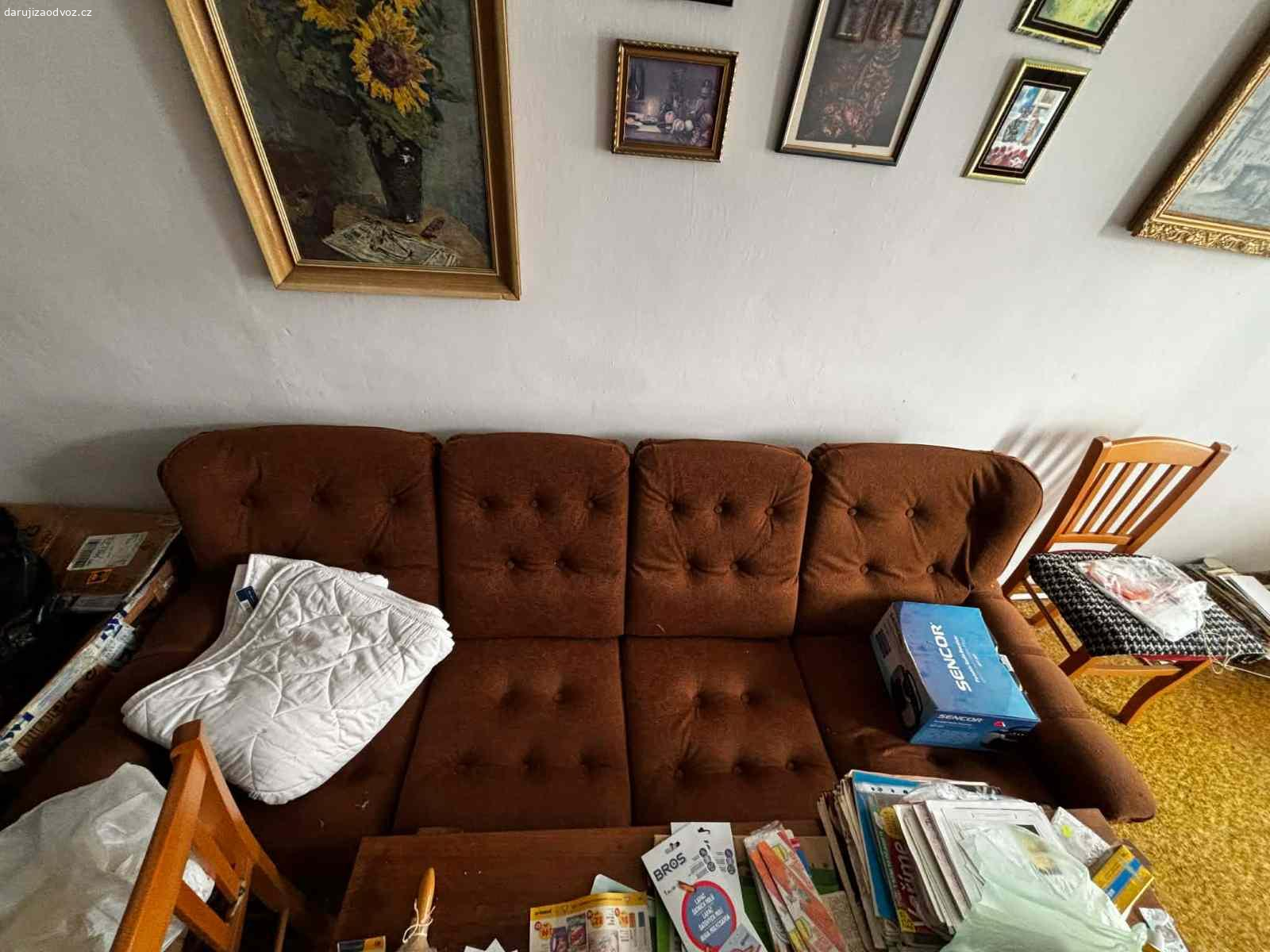 Daruji obývací stěnu, sedačku. Daruji obývací stěnu a sedačku, křeslo je vyfocené jednou, ale jsou dvě. Mírné poškození od kočky spíše vzadu.