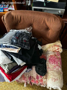 Daruji obývací stěnu, sedačku