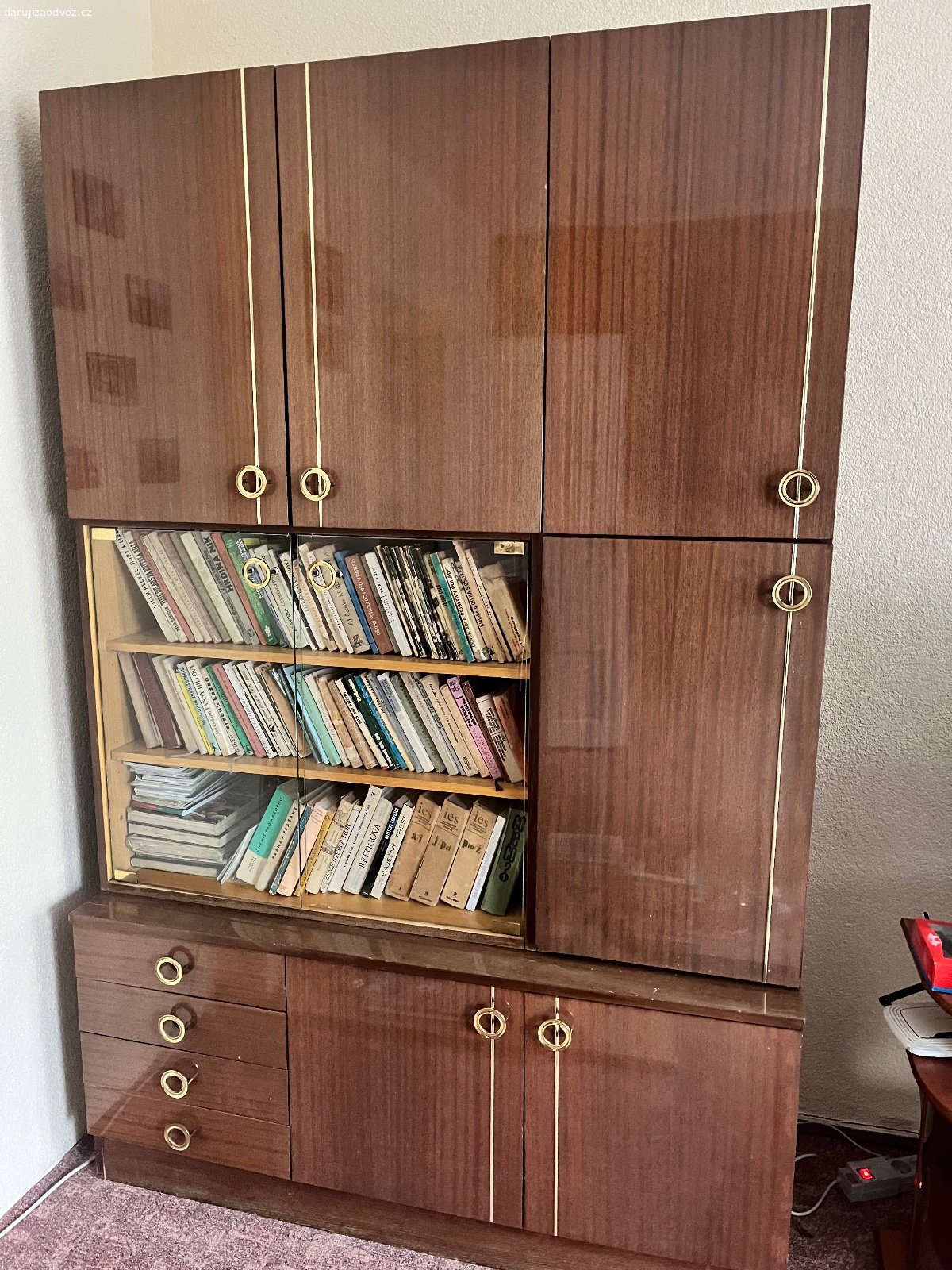 Daruji obývací stěnu. Daruji za odvoz skříně do obýváku viz foto za odvoz, obě stěny mají šířku 135 cm x 210 cm, hloubku 40-50 cm, k tomu dvě skříně s rozměry 90x75x40 a 90x60x50