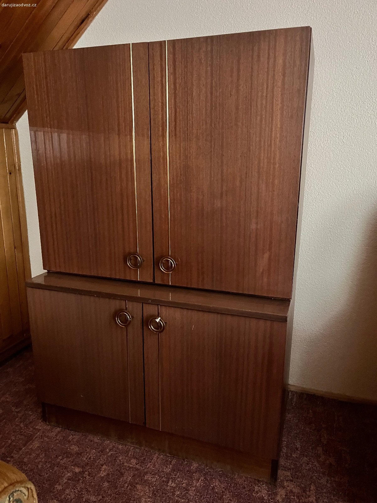 Daruji obývací stěnu. Daruji za odvoz skříně do obýváku viz foto za odvoz, obě stěny mají šířku 135 cm x 210 cm, hloubku 40-50 cm, k tomu dvě skříně s rozměry 90x75x40 a 90x60x50