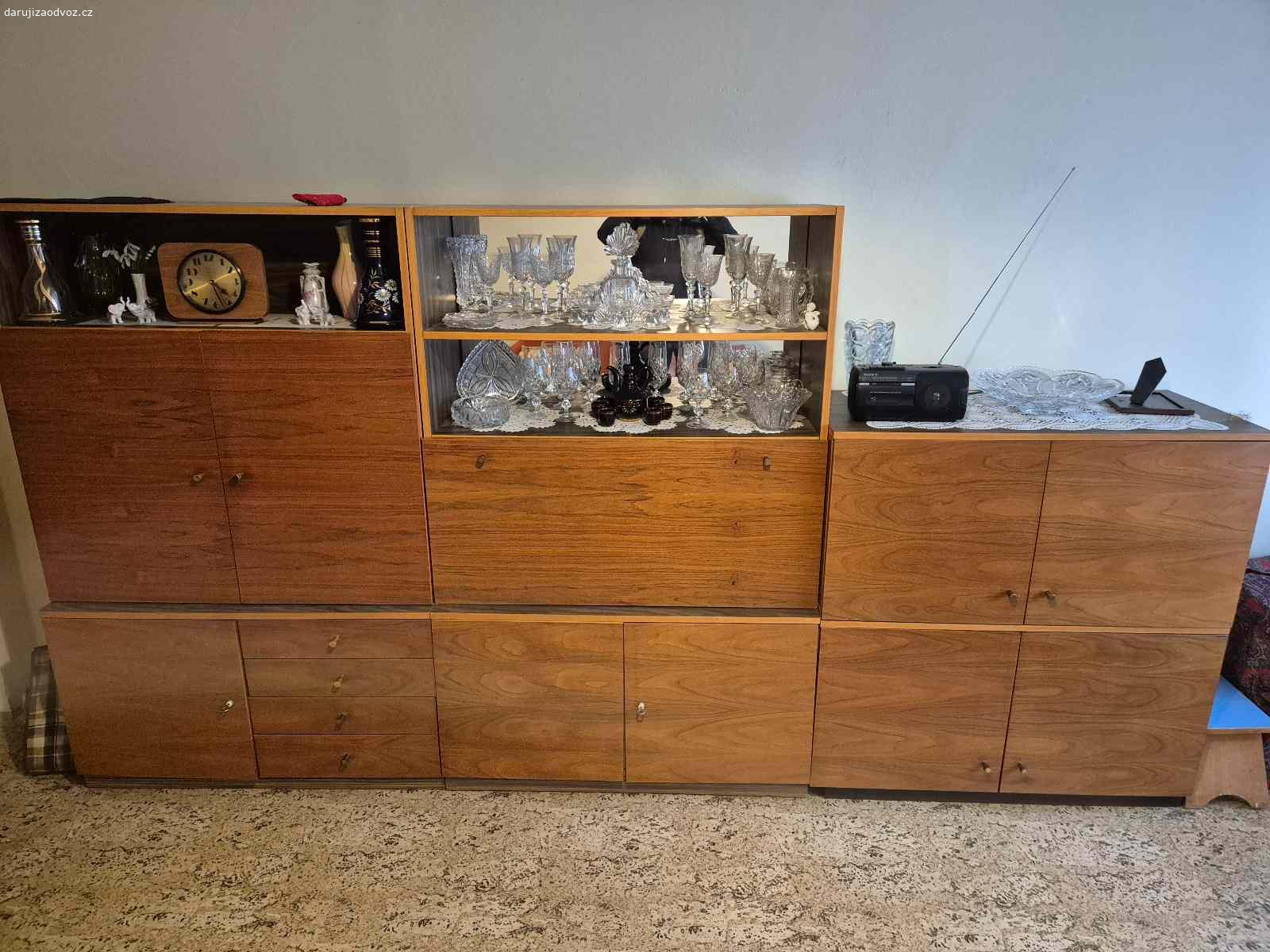 Daruji obyvakovou stěnu. Obyvakova stěna je dlouhá asi 3m. Zachovalá. Bez skla a předmětů,  jedná se o samostatný nábytek.