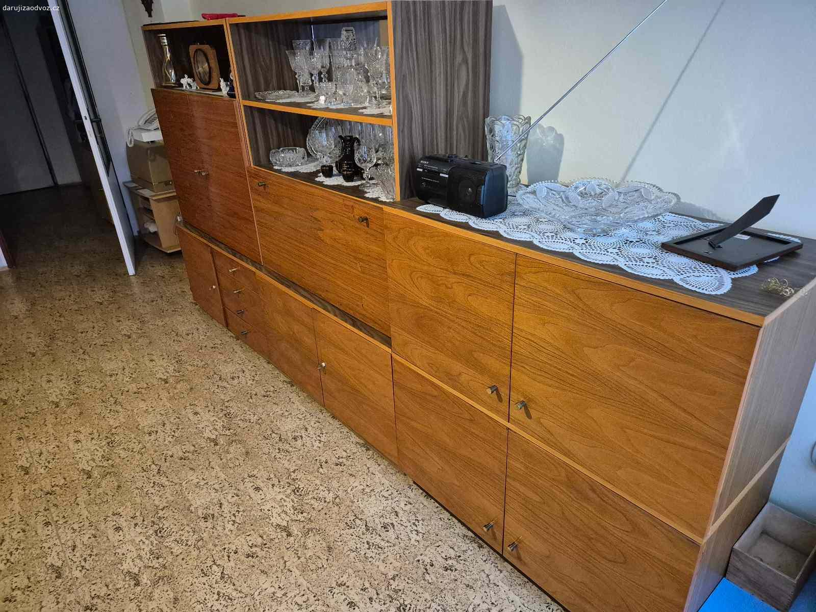 Daruji obyvakovou stěnu. Obyvakova stěna je dlouhá asi 3m. Zachovalá. Bez skla a předmětů,  jedná se o samostatný nábytek.