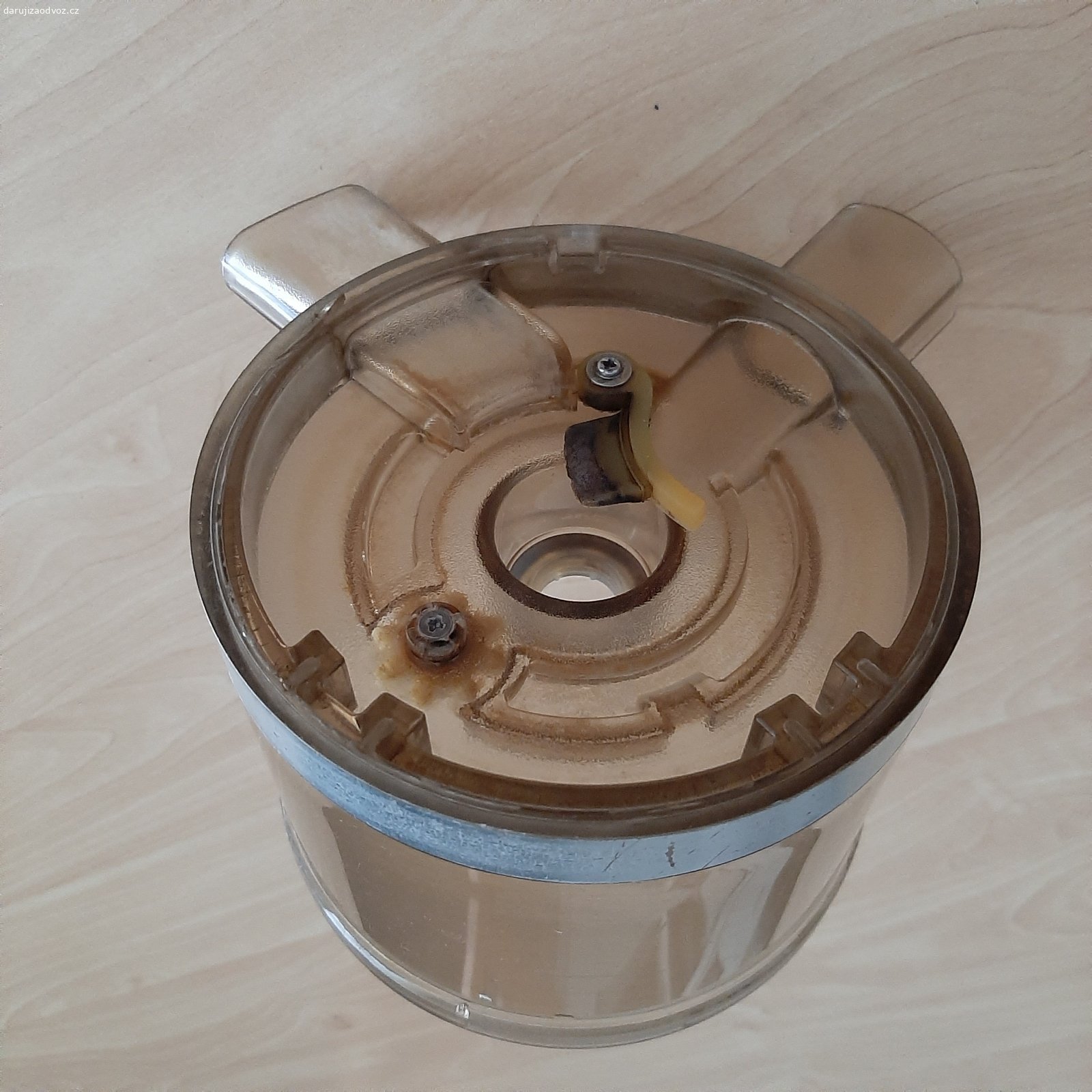 Daruji odšťavňovač ZELMER JuiceMaker JP1500. Daruji odšťavňovač ZELMER JuiceMaker JP1500. Je plně funkční.
Používán převážně na citrusové plody, proto některé plastové díly nesou viditelné stopy používání. Na funkčnost ani hygienu to nemá žádný vliv.
Součástí nejsou nádoby (džbány).
Pouze osobní odběr v Praze.
Prosím, kontaktujte mě pouze e-mailem na uvedenou adresu. Děkuji.