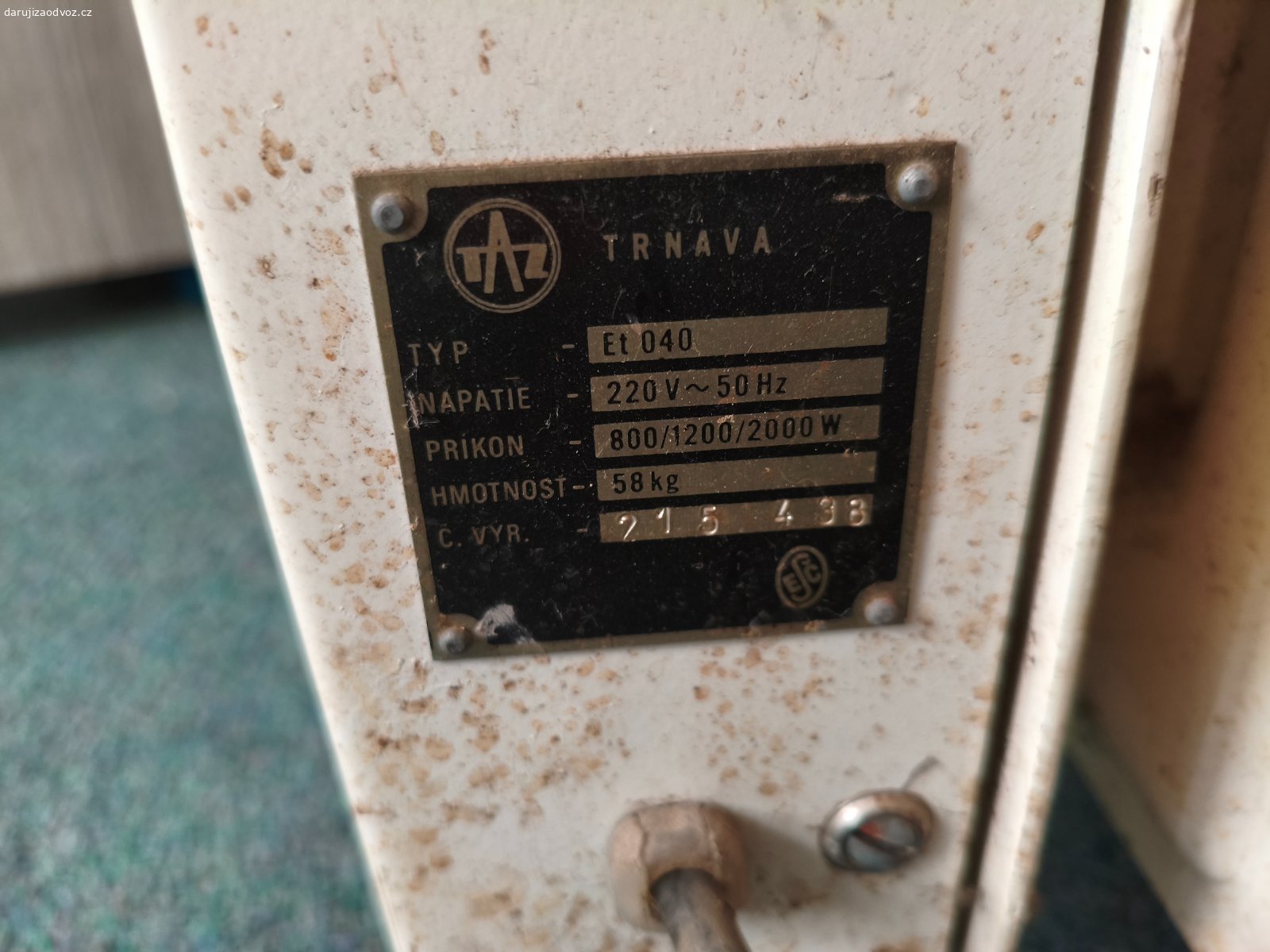 Daruji olejový radiátor. Daruji plně funkční, velice výkonný, olejový radiátor TAZ Trnava typ Et040 800/1200/2000W, pouze mrkají doutnavky. Bez problémů vytopil prostor 35m2. Váha 58kg.