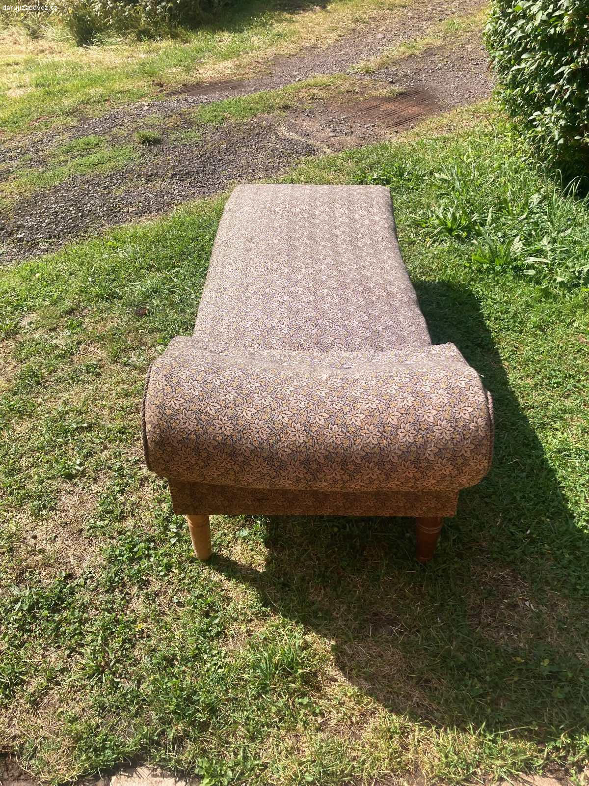 Daruji Otoman. Otoman je vhodný k renovaci, v aktuálním stavu je sice použitelný, ale pomalu se uvolňují péra. Pouze osobní odběr ve Vižňově u Meziměstí. V případě zájmu nevolat, pište SMS.