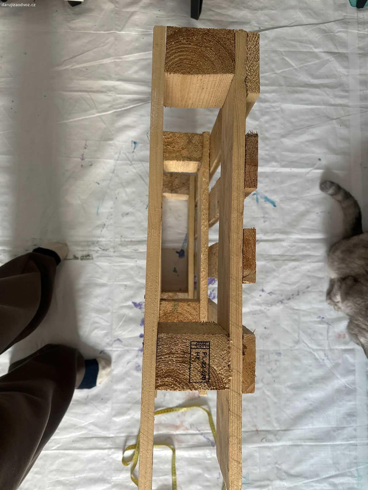 Daruji paletu. Paleta zdarma odběr v centru Hradce Králové 

Délka 80cm 
Šířka 60cm 
Výška 15cm

Pro zájem prosím volejte