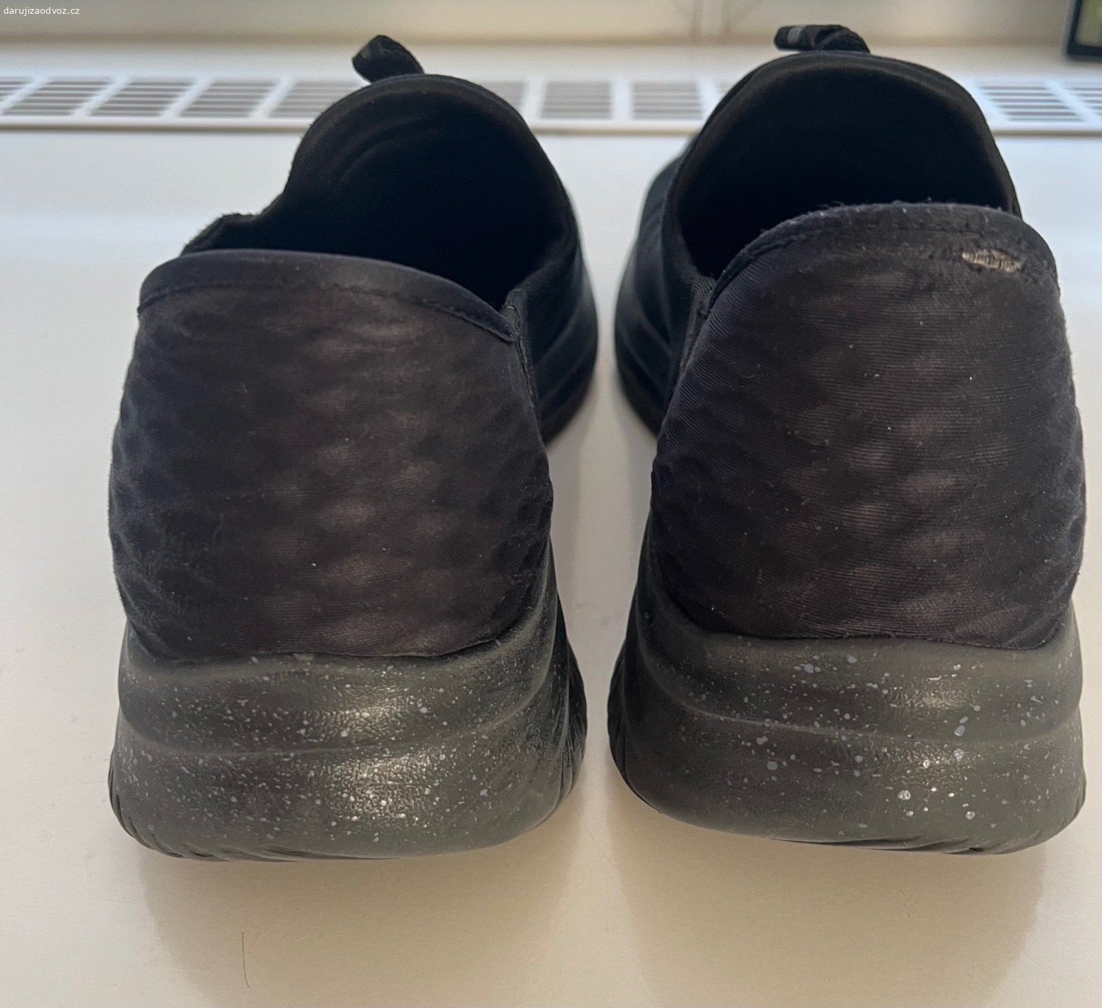 Daruji panské tenisky vel.43. Cerne tenisky Skechers . Samonazouvaci, bez zavazovani. Vypranw. Jeste poslouzi na zahradu, do prace… muzu i zaslat za kod Zasilkovny.