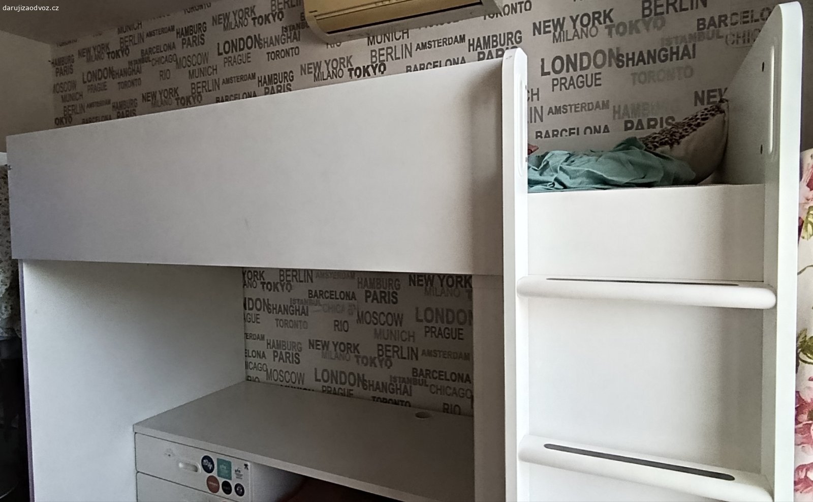 Daruji patrovou postel IKEA STUVA (SMÅSTAD). Daruji postel IKEA STUVA, v současnosti v nabídce IKEA jako SMASTAD. Postel je s psacím stolem a všechny úložné prostory jsou otevřené, bez dvířek. Postel je bez vad, pouze pár škrábanců způsobených běžným používáním. Možnosti sestavení jsou variabilní. Vyzvednutí v Hradci Králové. Rozloženo a nachystáno na odvoz.