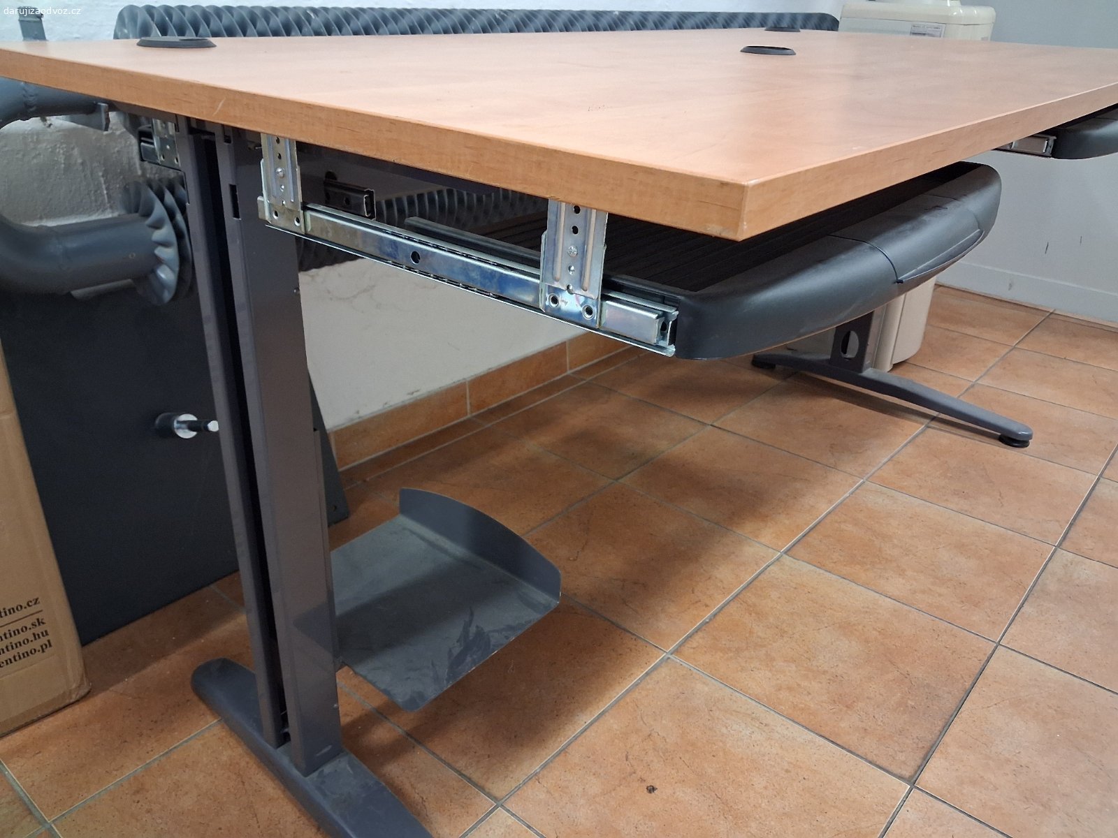 DARUJI PC STŮL. KANCELÁŘSKÝ PC STŮL, MÁME DVA, VÝŠKA 74 CM, DESKA STOLU 80x 160cm.
NUTNÝ ODVOZ Z PRAHY 6, URALSKÁ ULICE.