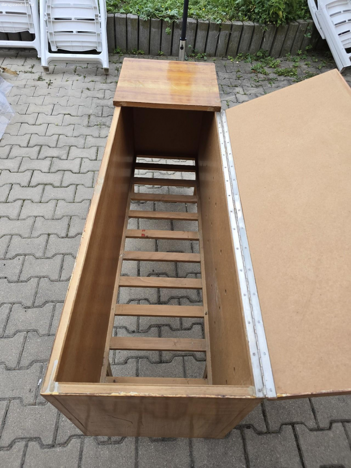 daruji peřiňák. daruji peřiňák viz foto, jedna noha nestabilní